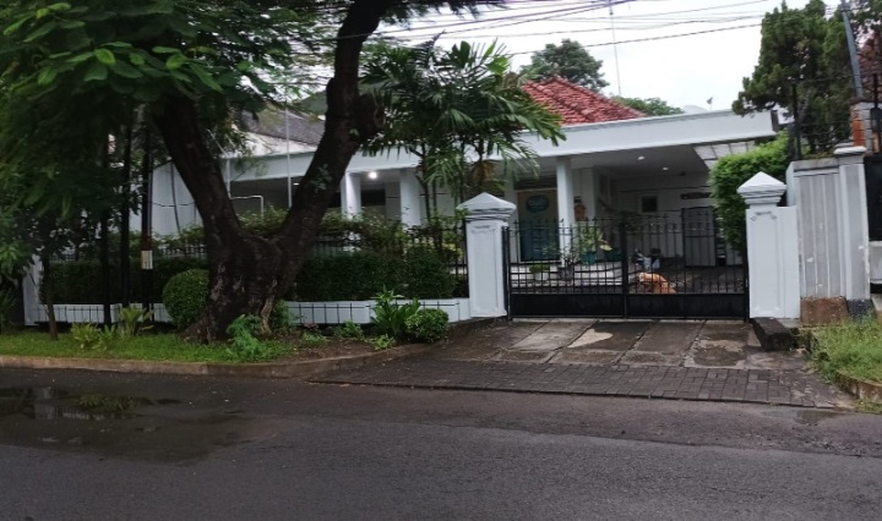 Dijual rumah murah di area raya Darmo, kapuas