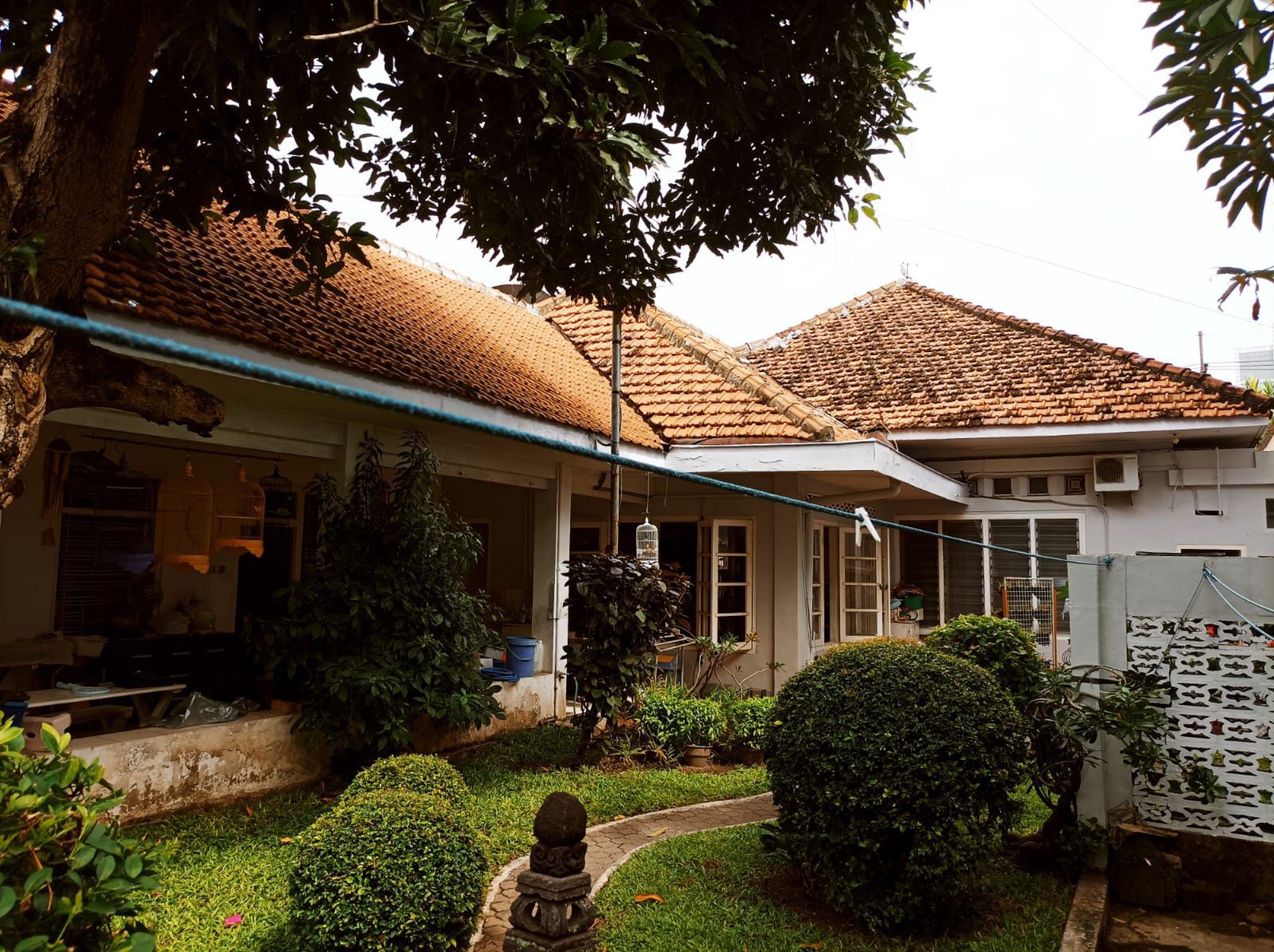Dijual rumah murah di area raya Darmo, kapuas