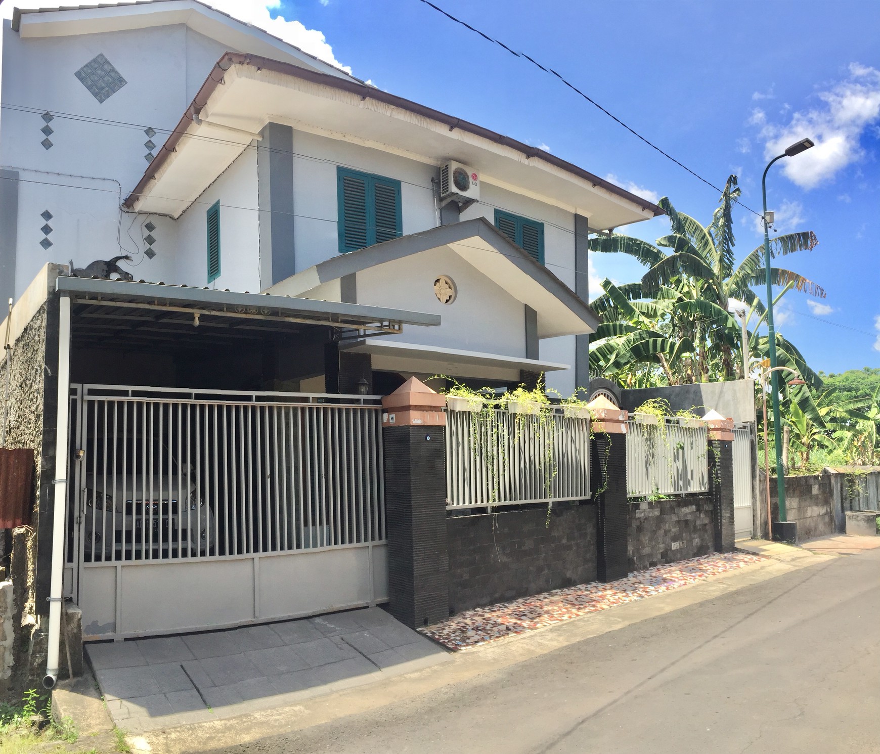 RUMAH MINIMALIS DENGAN DESAIN KLASIK , DEKAT RSUD WIROSABAN, & UAD PUSAT