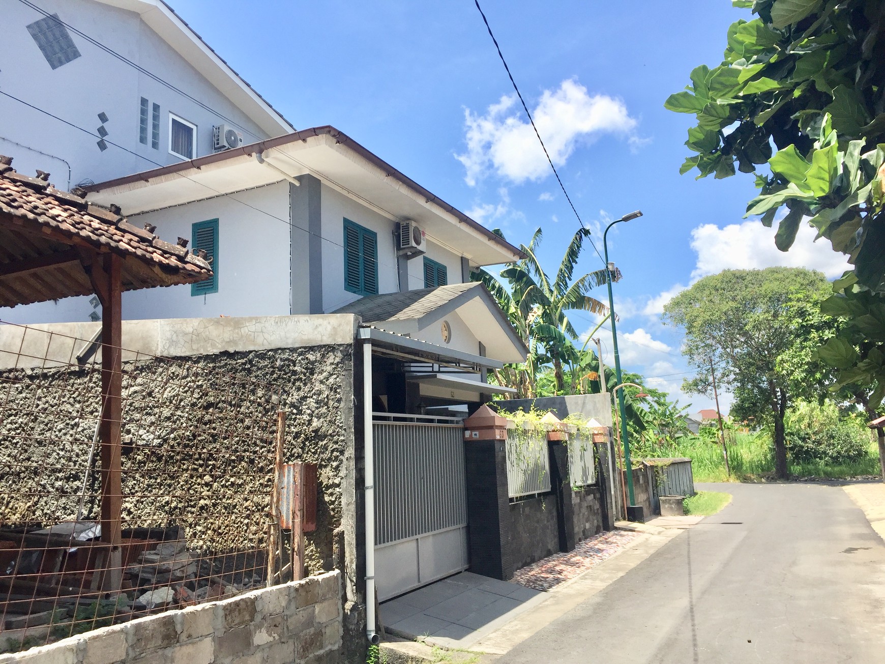 RUMAH MINIMALIS DENGAN DESAIN KLASIK , DEKAT RSUD WIROSABAN, & UAD PUSAT