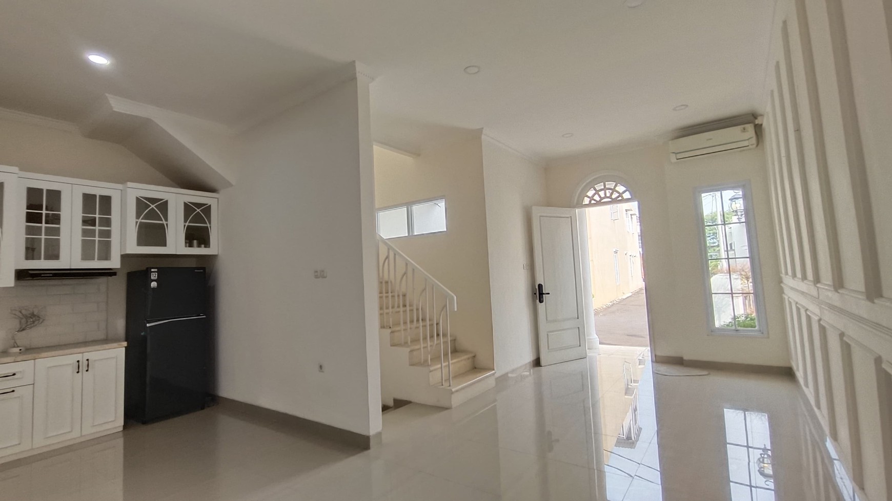 Dijual Rumah Mewah dan Elegan Dekat South City - Lokasi Strategis dan Nyaman