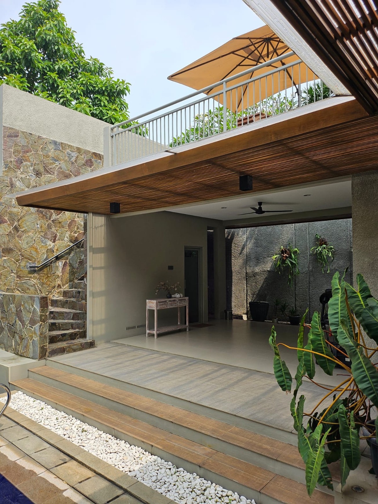 Dijual Rumah Baru - Tropical Modern Design