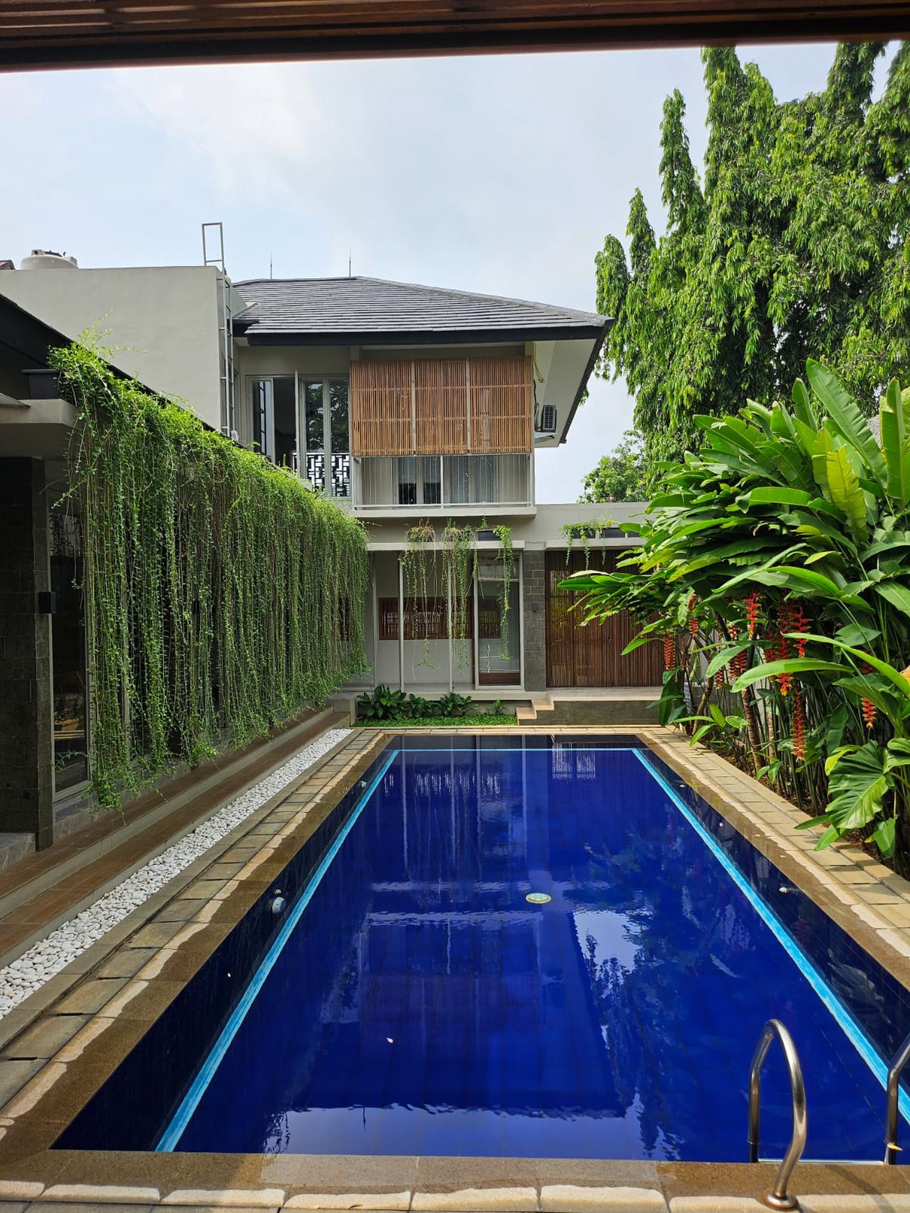 Dijual Rumah Baru - Tropical Modern Design