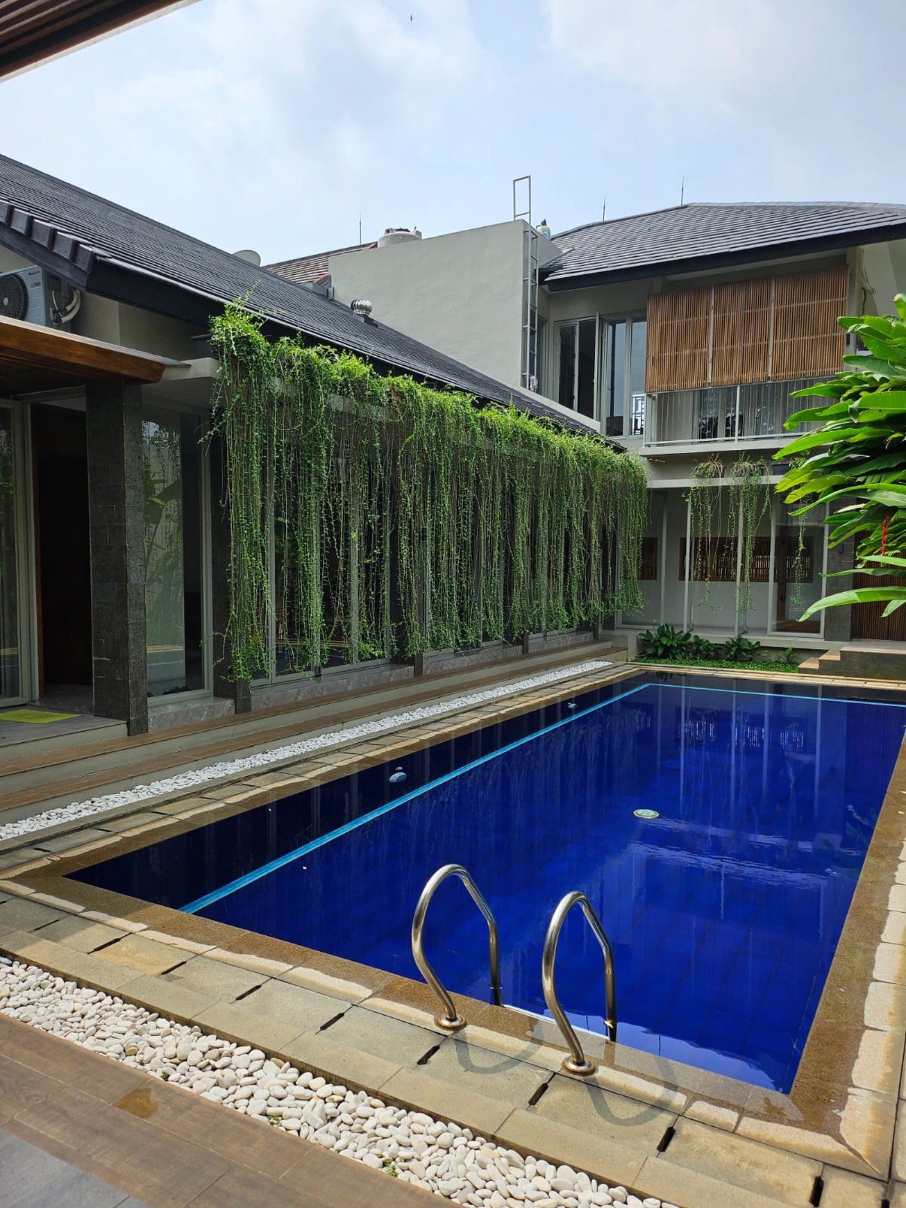 Dijual Rumah Baru - Tropical Modern Design