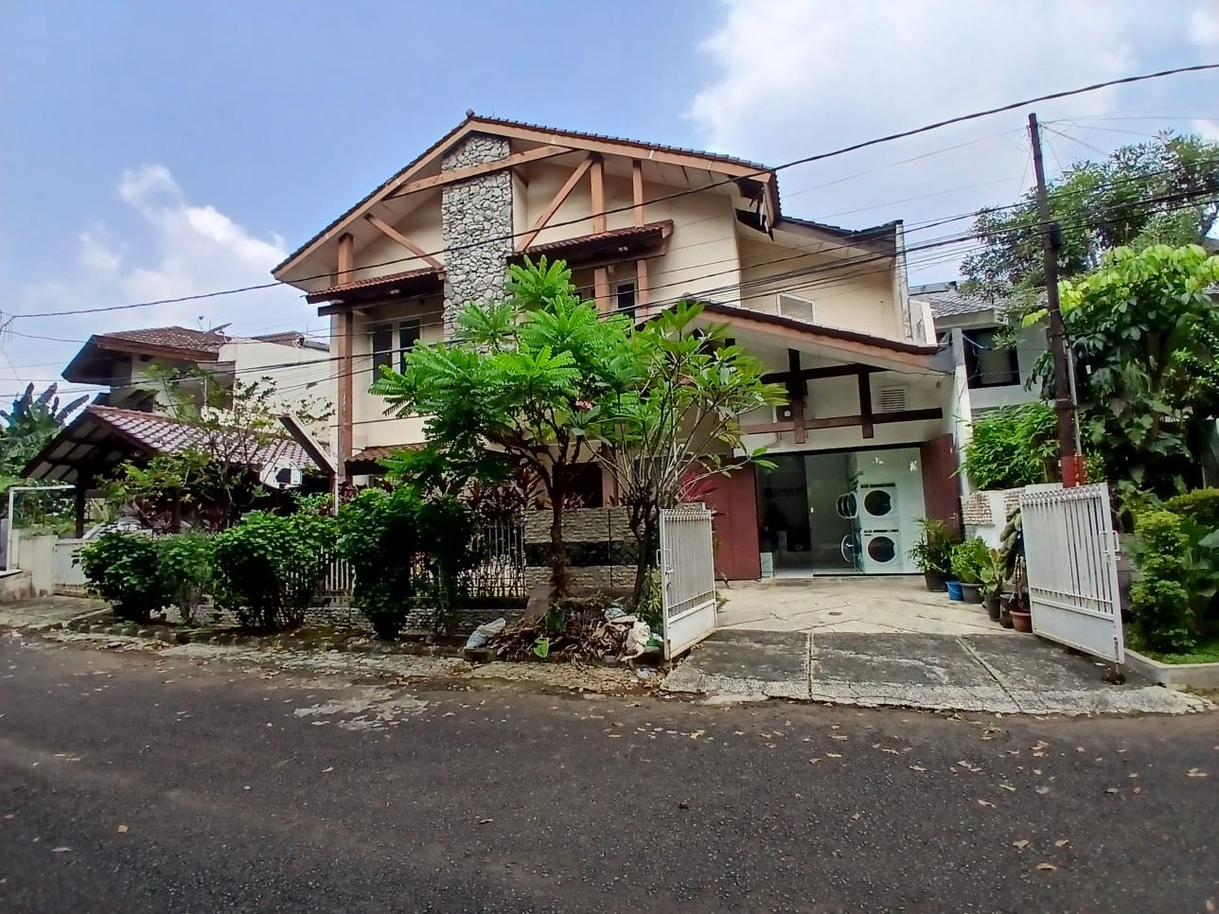 Dijual rumah lama 2 tingkat  lokasi strategis di bona indah lebak bulus