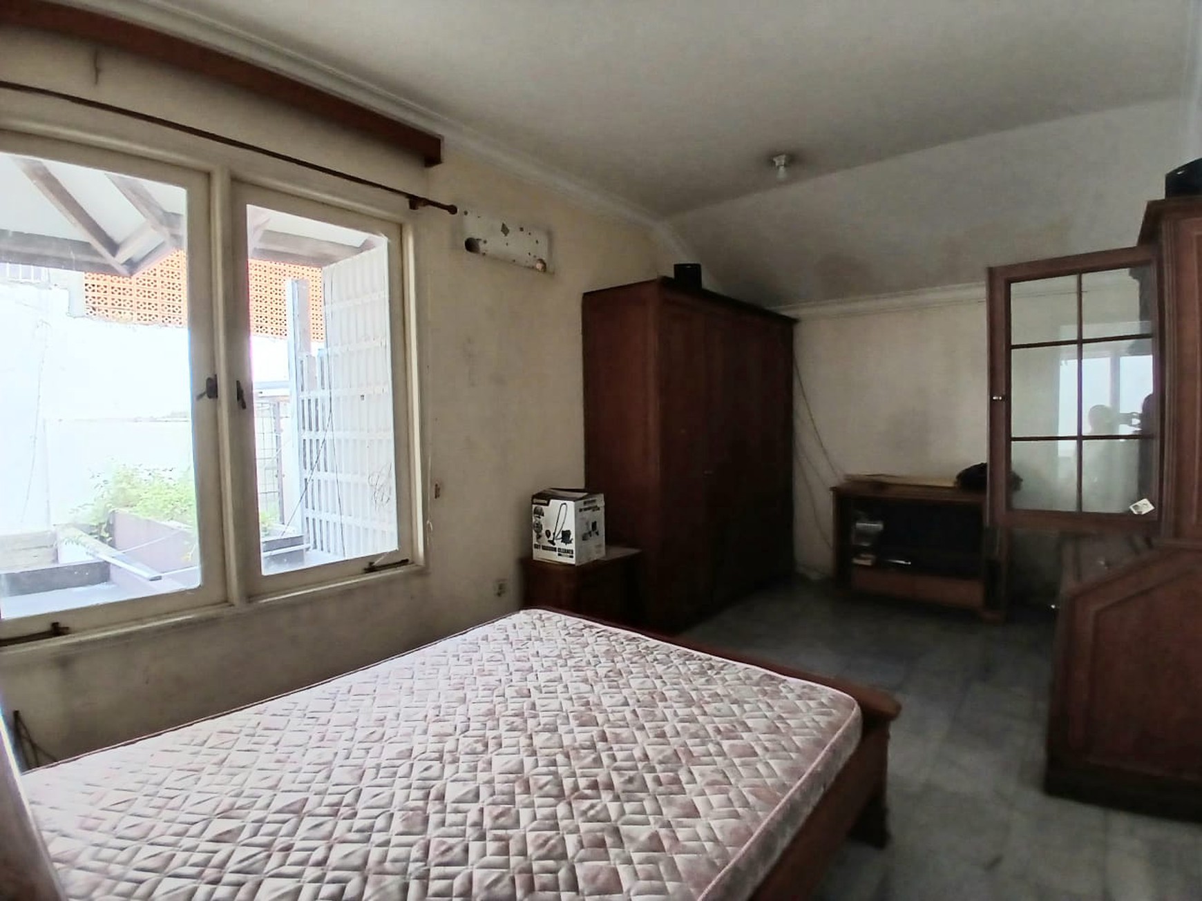 Dijual rumah lama 2 tingkat  lokasi strategis di bona indah lebak bulus