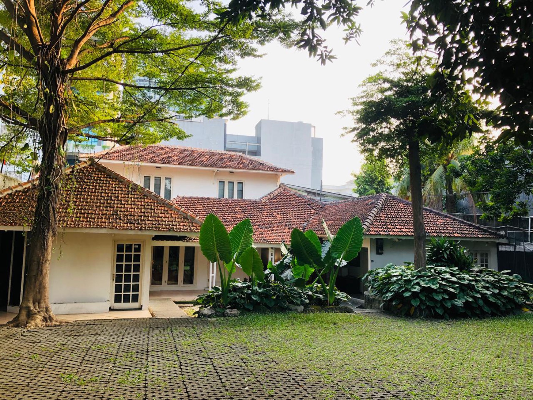 Dijual Rumah terletak di Area Komersil Mampang Prapatan, Jakarta Selatan