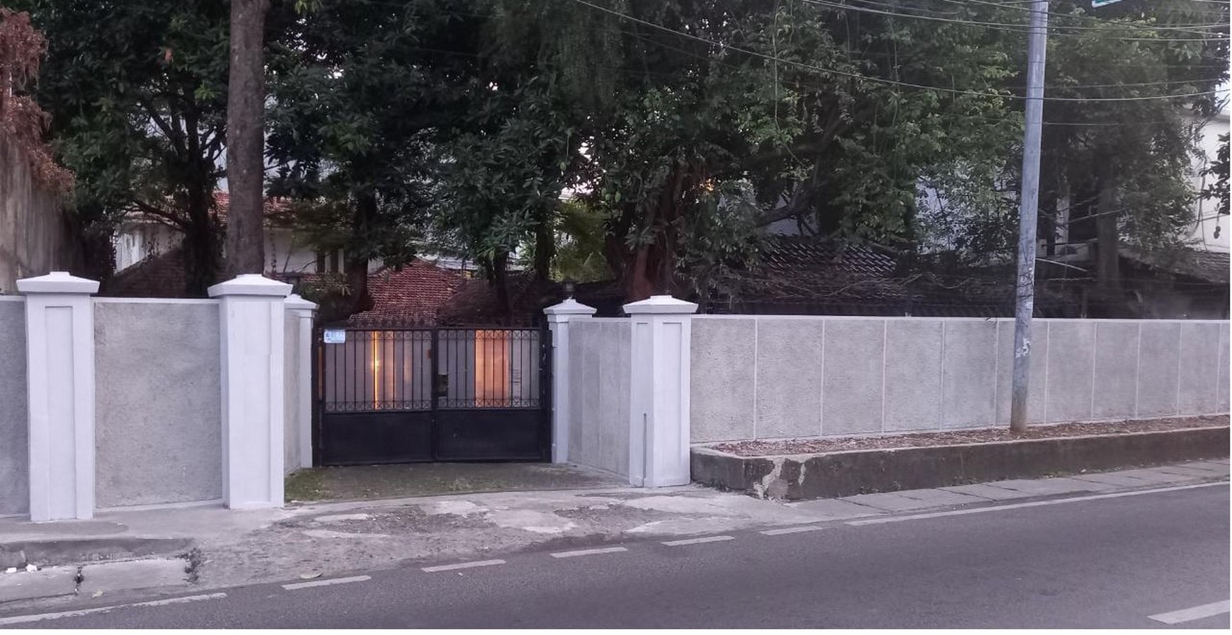 Dijual Rumah terletak di Area Komersil Mampang Prapatan, Jakarta Selatan