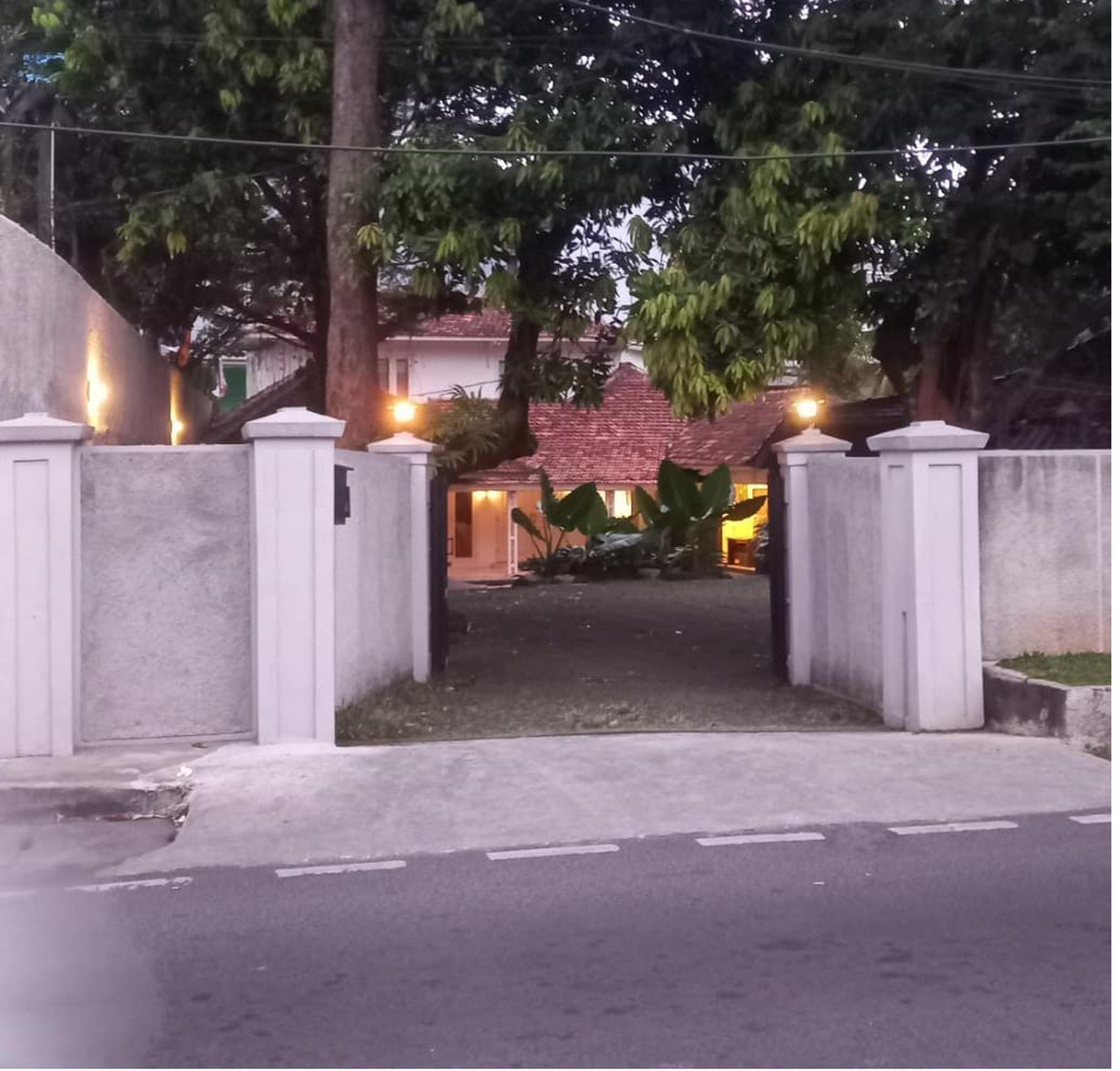 Dijual Rumah terletak di Area Komersil Mampang Prapatan, Jakarta Selatan