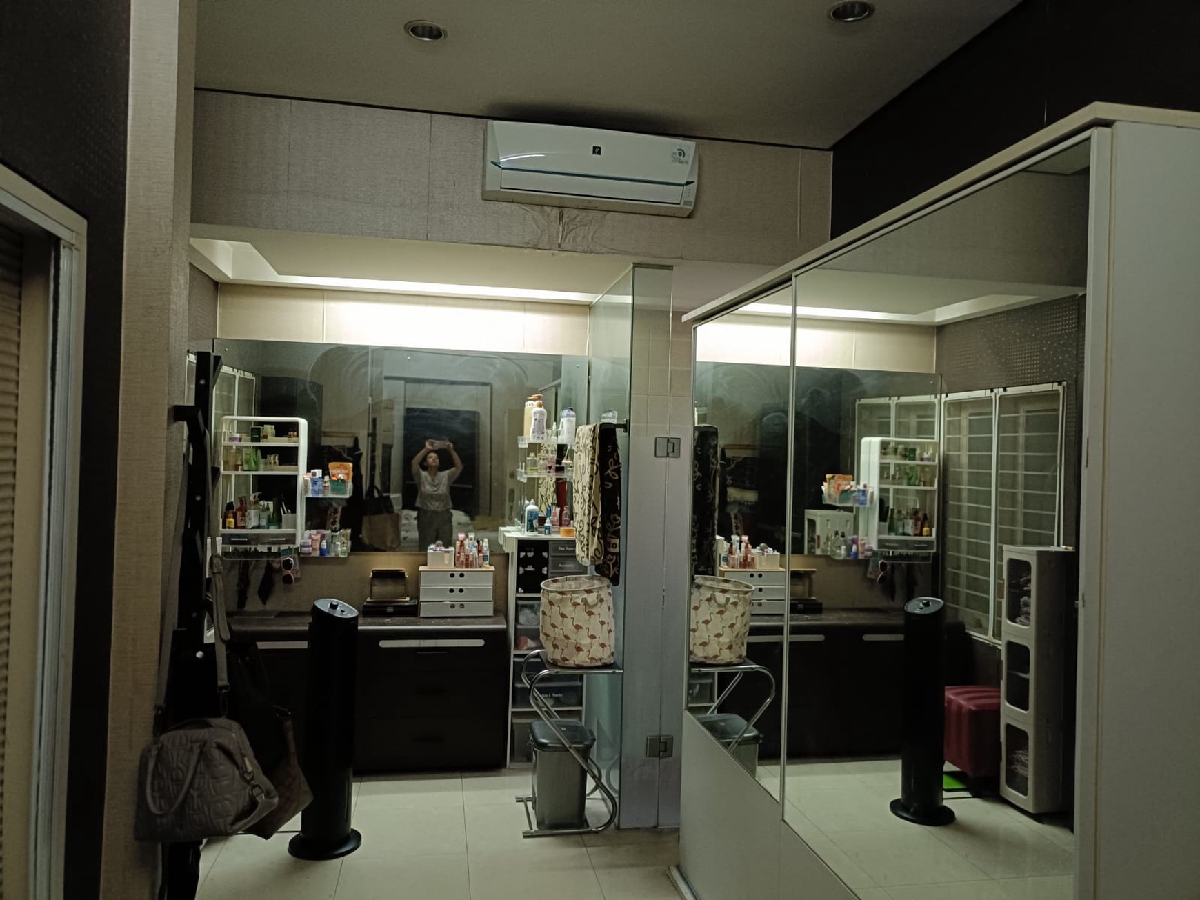 Rumah 3 Lantai Posisi HOOK SHM Siap Huni Dengan Hunian Nyaman KT 4 KM 4 @Bintaro -Sektor 9