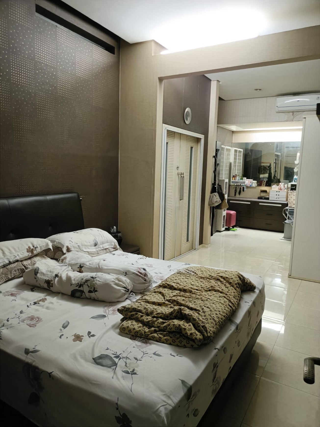 Rumah 3 Lantai Posisi HOOK SHM Siap Huni Dengan Hunian Nyaman KT 4 KM 4 @Bintaro -Sektor 9