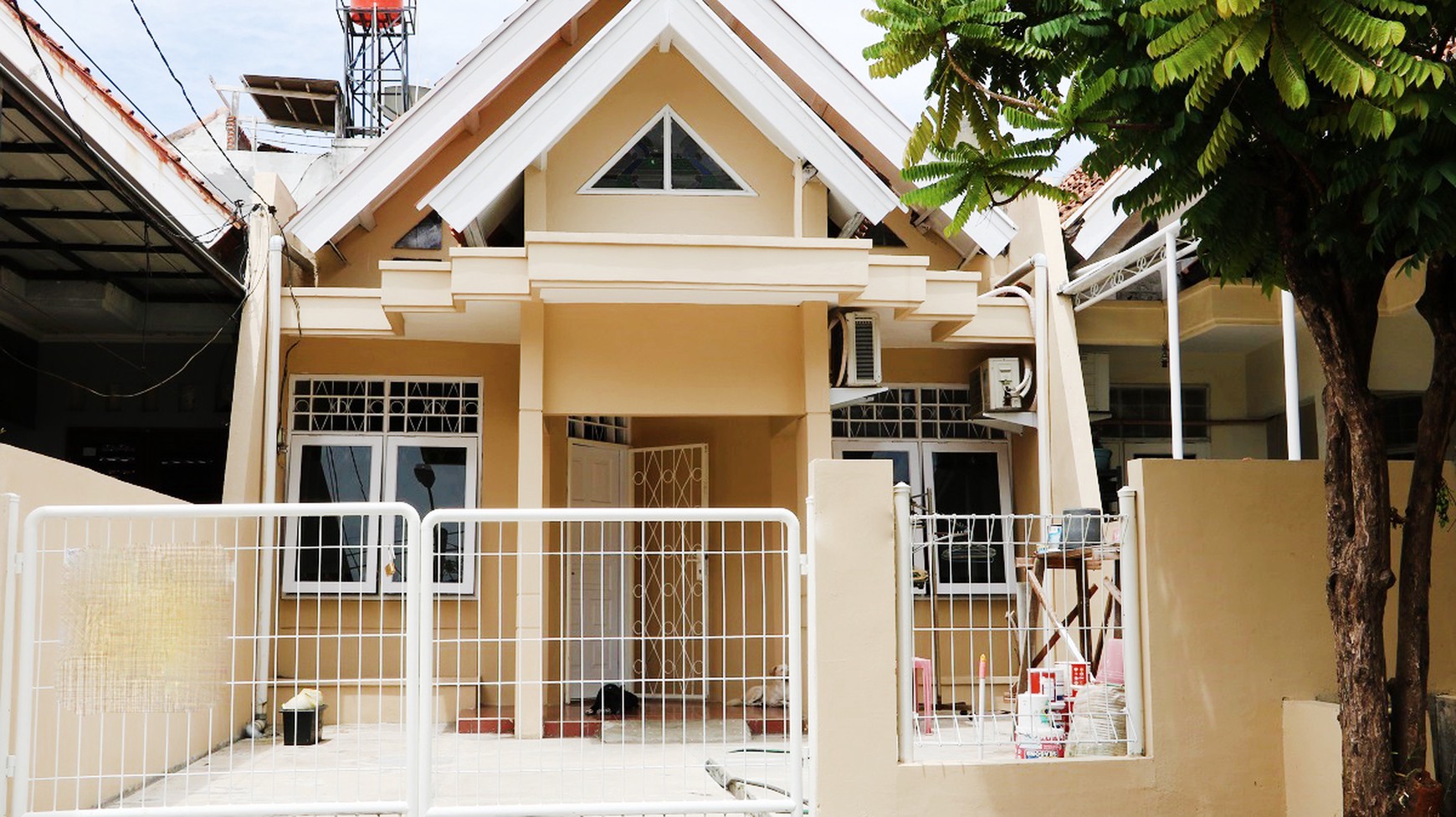Rumah Bagus Siap Huni di Lingkungan Asri di Bougenville Loka, Graha Raya, Bintaro Jaya