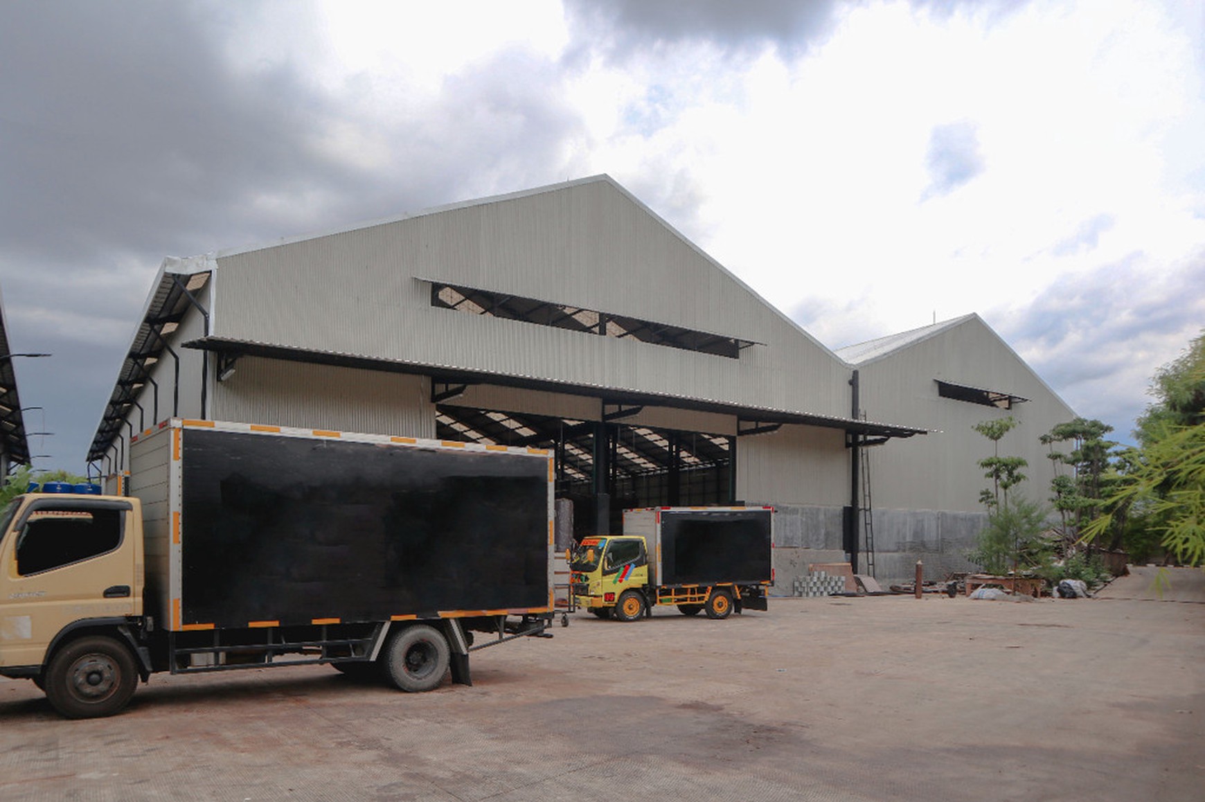 Investasi Menarik, Workshop + Showroom + Office + Gudang di Pesing, Kapuk. Jakarta Barat