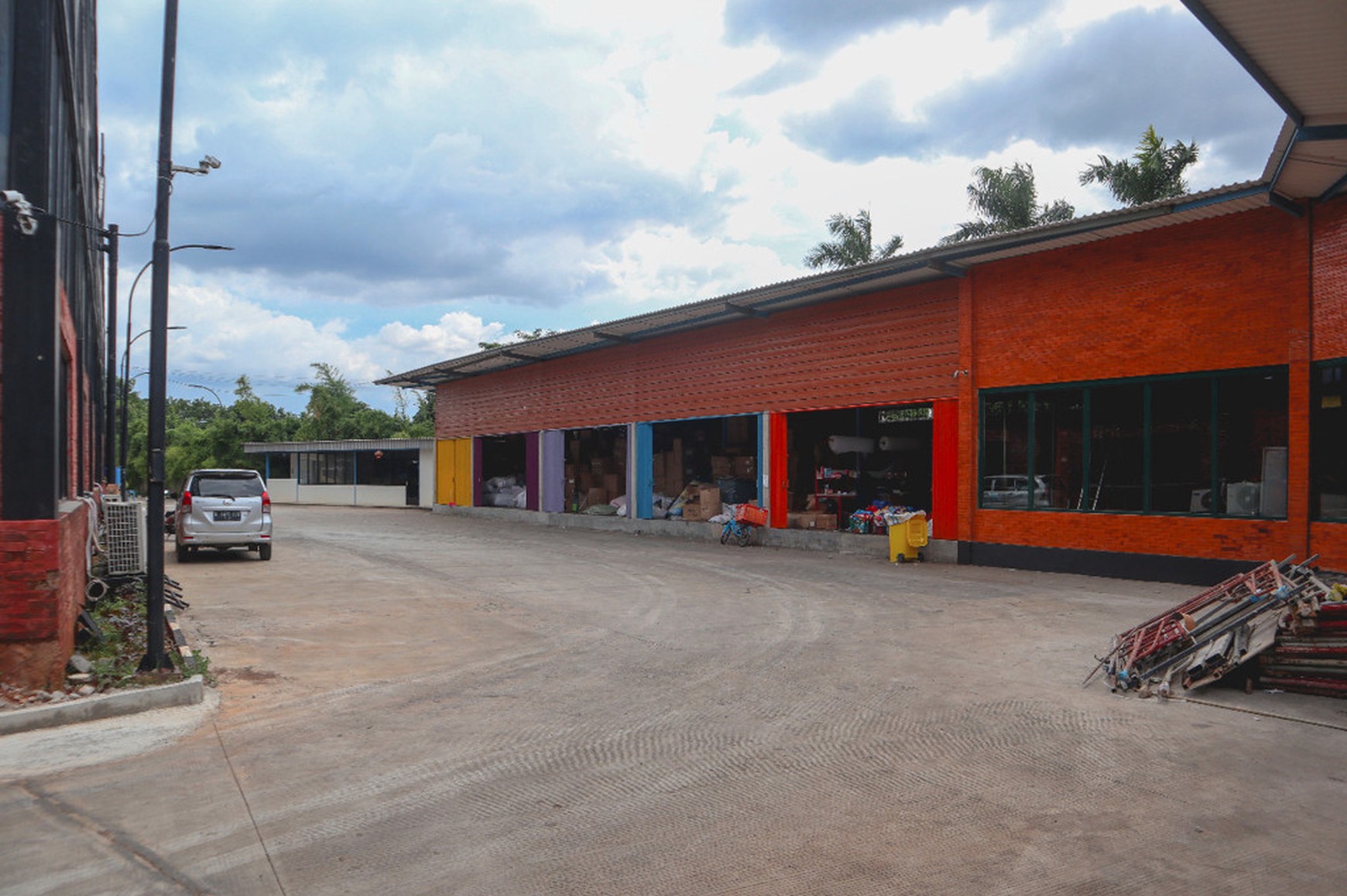 Investasi Menarik, Workshop + Showroom + Office + Gudang di Pesing, Kapuk. Jakarta Barat
