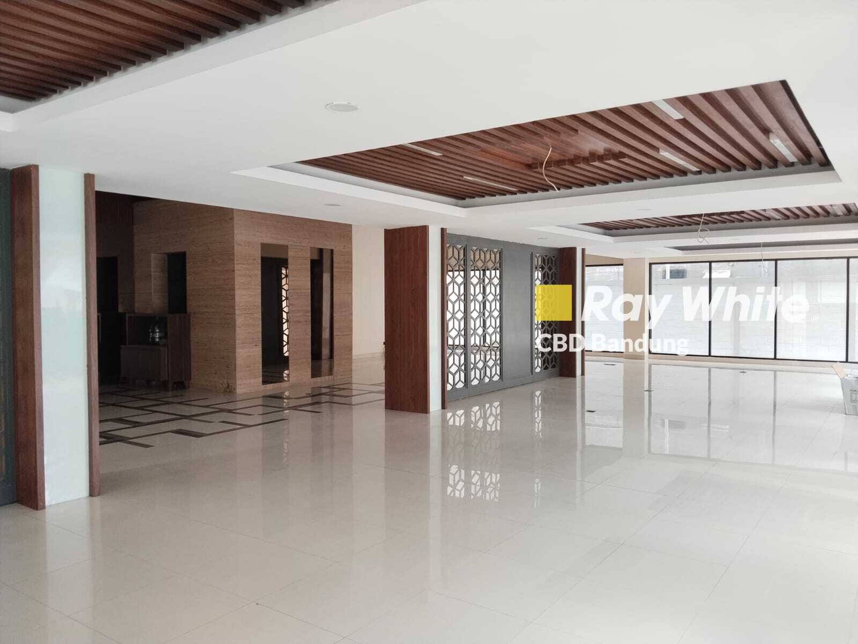 Gedung Komersial 4 lantai di Jantung pusat kota Bandung siap pakai