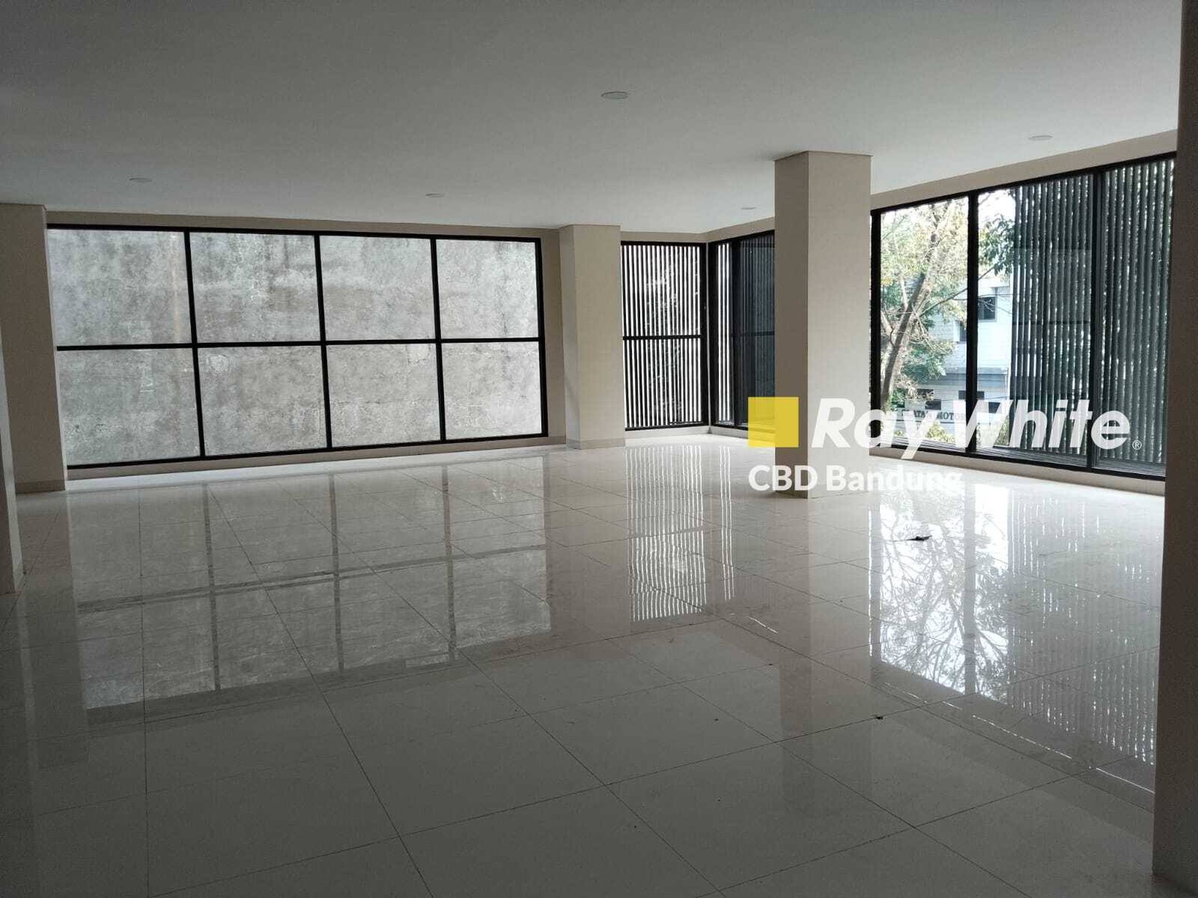 Gedung Komersial 4 lantai di Jantung pusat kota Bandung siap pakai