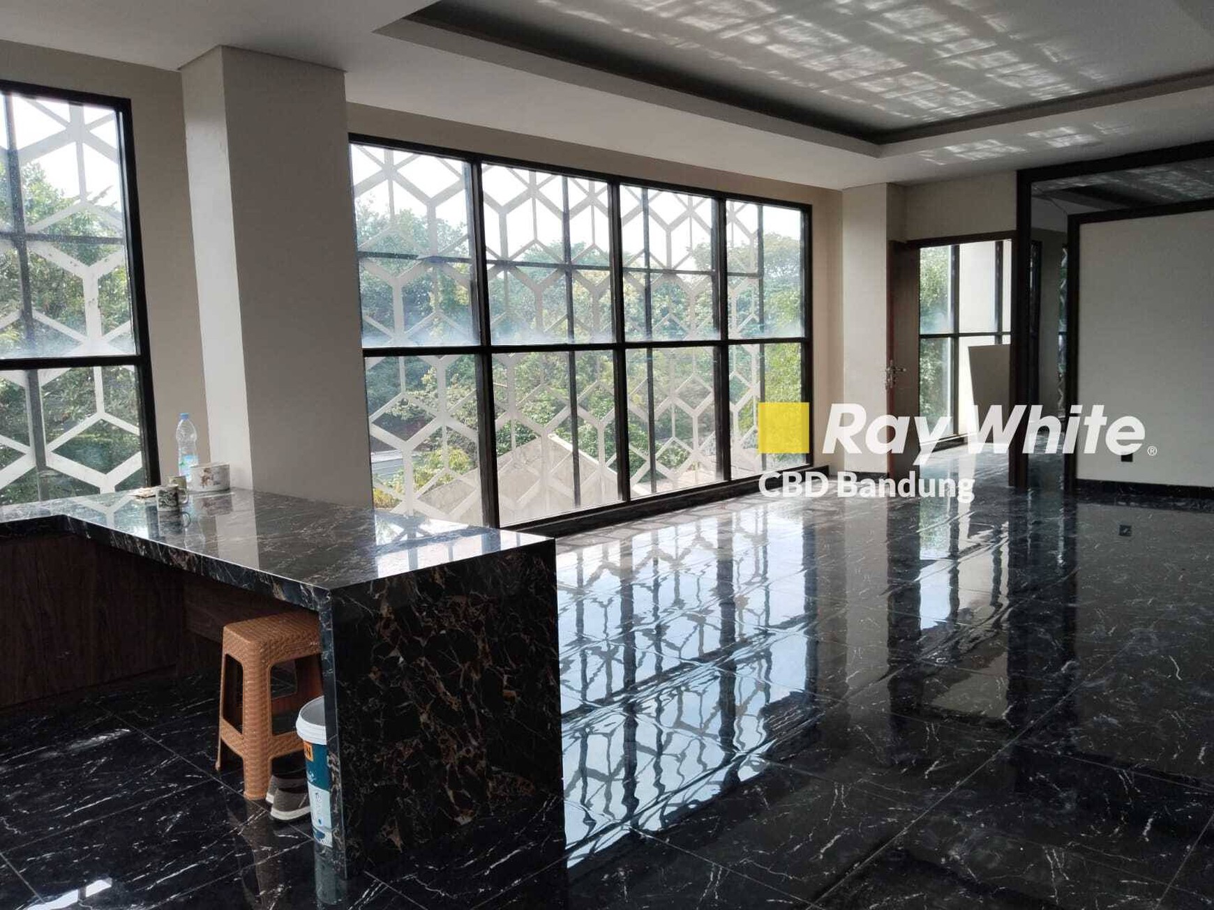 Gedung Komersial 4 lantai di Jantung pusat kota Bandung siap pakai