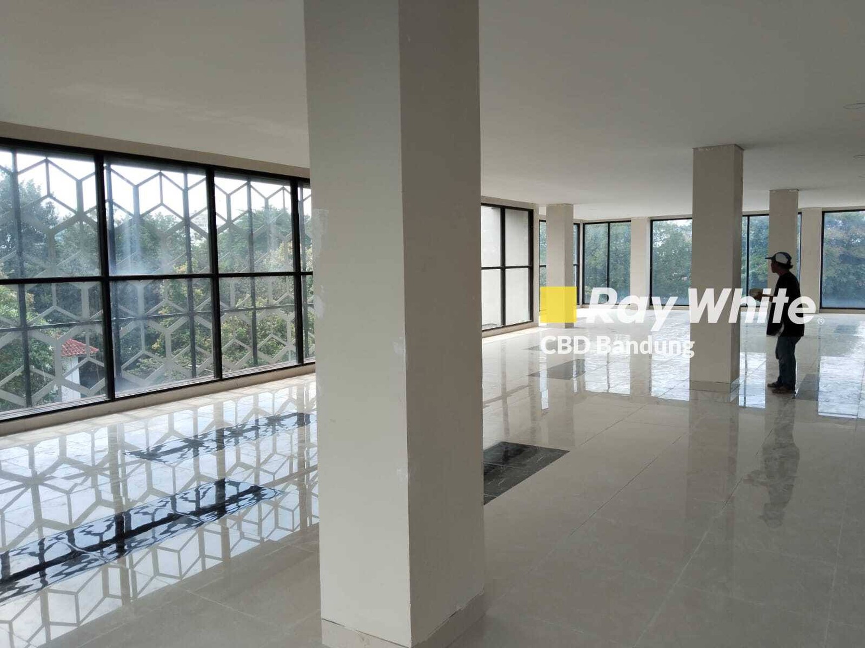 Gedung Komersial 4 lantai di Jantung pusat kota Bandung siap pakai