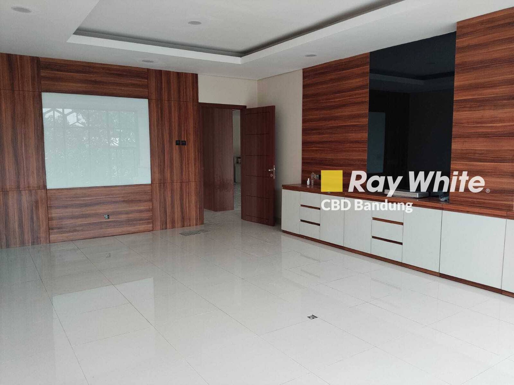 Gedung Komersial 4 lantai di Jantung pusat kota Bandung siap pakai