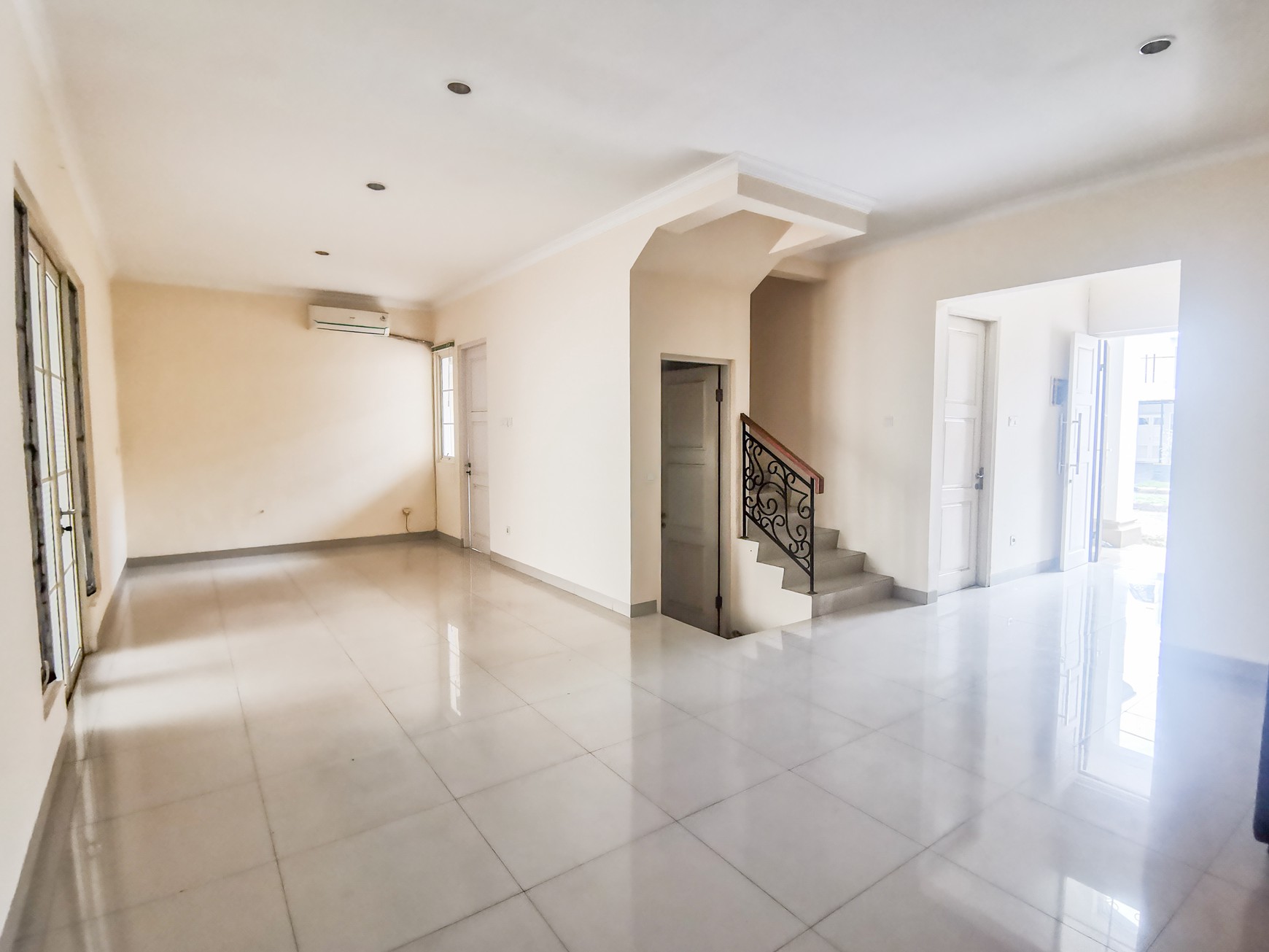 Rumah Mewah di Jl utama Lippo Cikarang dekat dengan sekolah Dian Harapan, Tunas Bangsa,Caris Global, Kawasan EJIP, Delta Silicon, Jababeka
