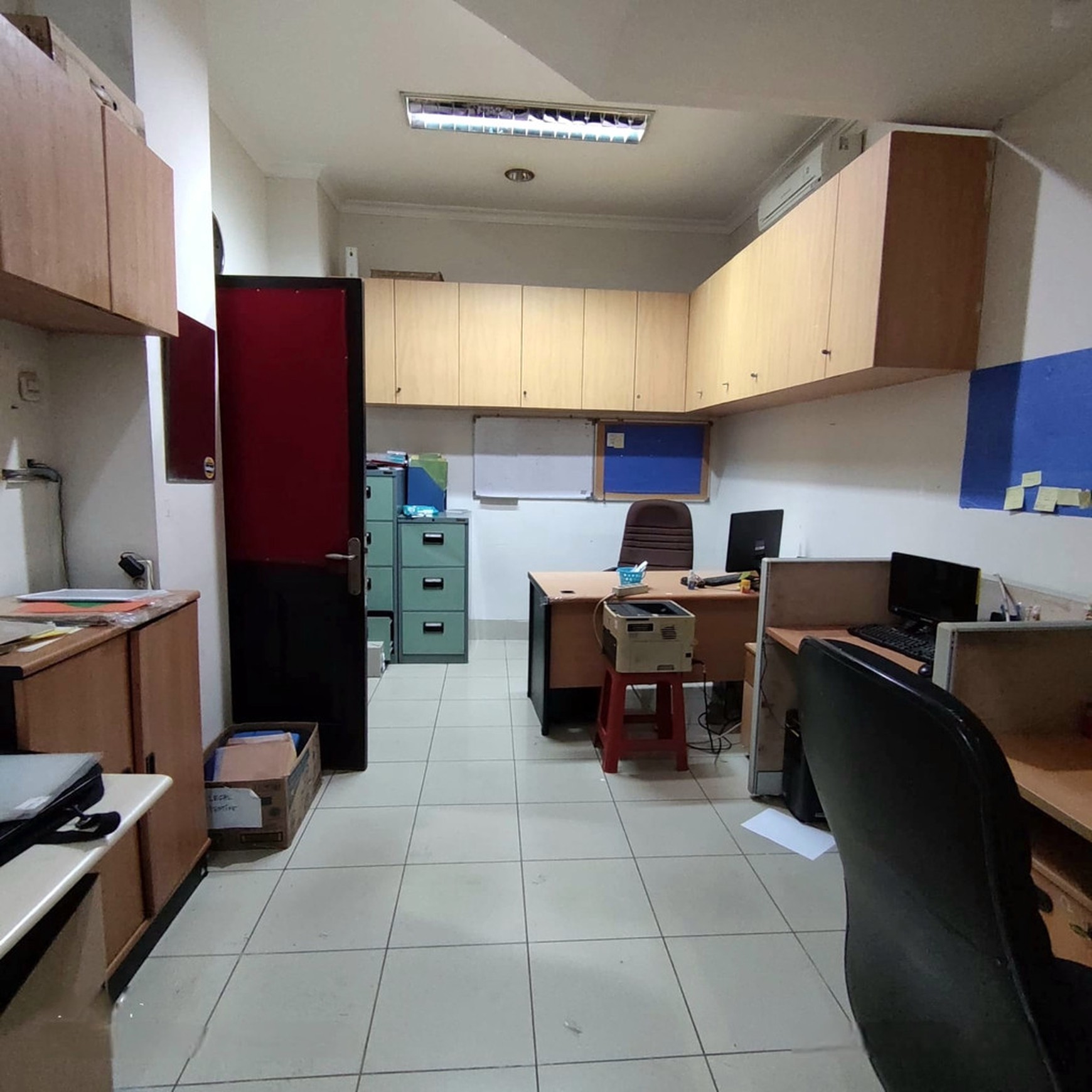 Mini building 4 lantai strategis zona komersil di jalan Guru Mugni. Karet Setiabudi, Jakarta Selatan