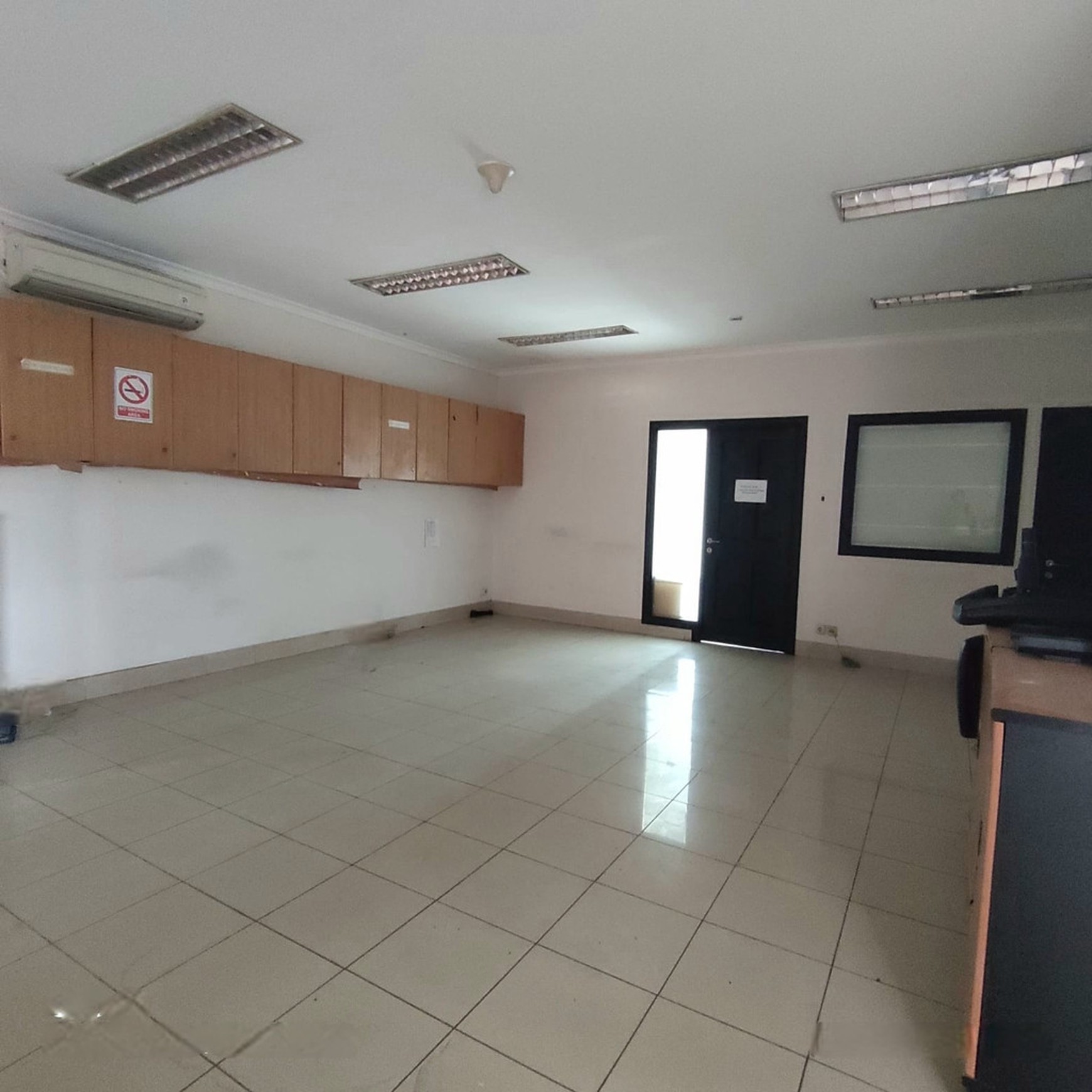 Mini building 4 lantai strategis zona komersil di jalan Guru Mugni. Karet Setiabudi, Jakarta Selatan