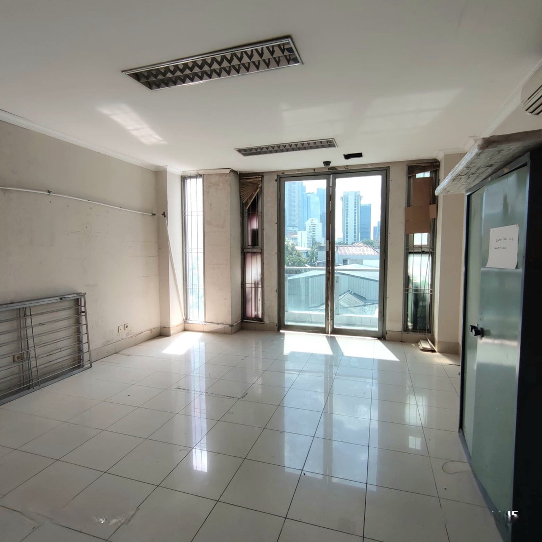 Mini building 4 lantai strategis zona komersil di jalan Guru Mugni. Karet Setiabudi, Jakarta Selatan