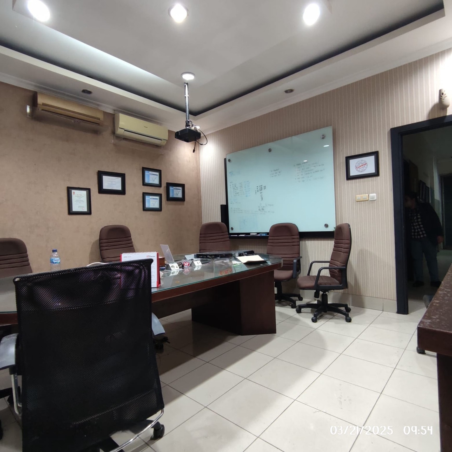 Mini building 4 lantai strategis zona komersil di jalan Guru Mugni. Karet Setiabudi, Jakarta Selatan