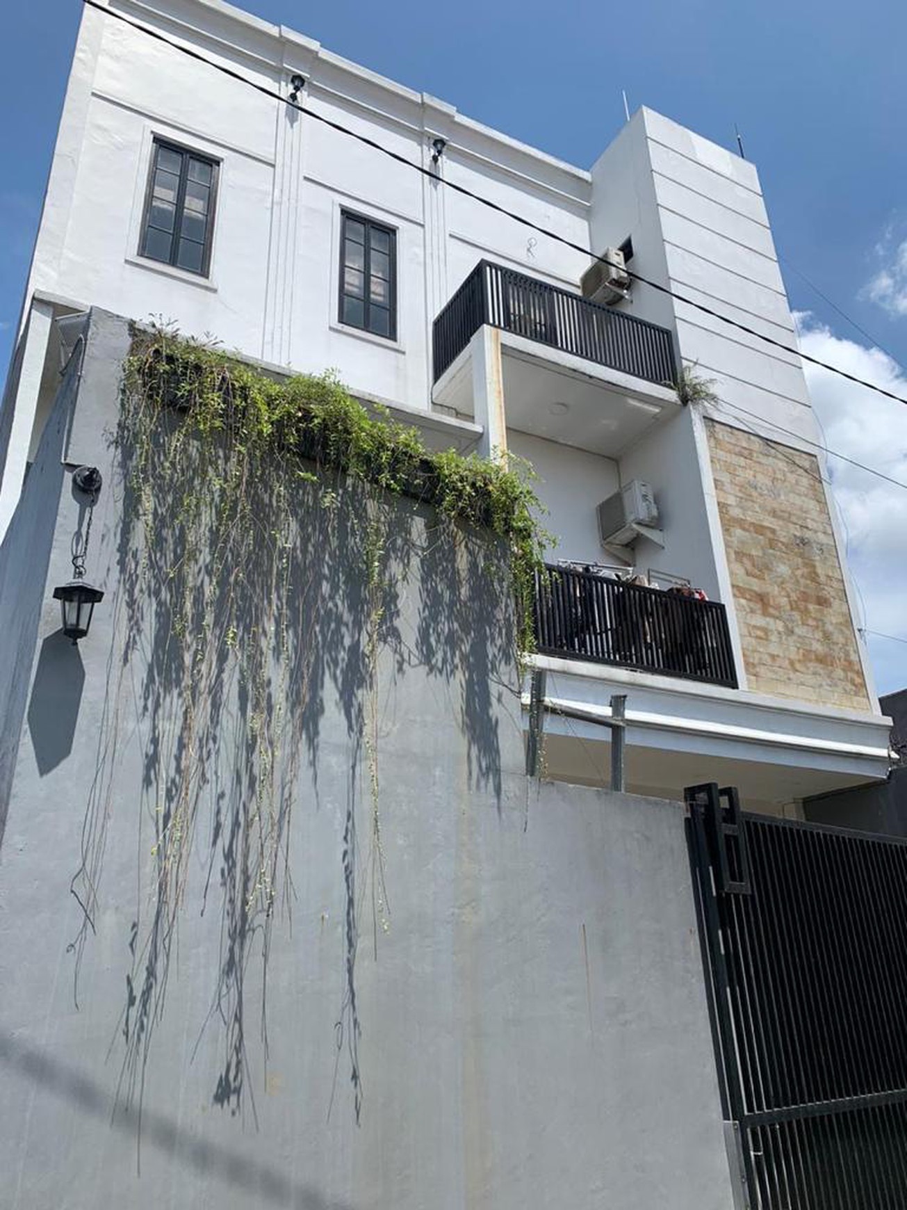 Rumah dengan gaya Modern, Murah dan Siap Huni di Rempoa Bintaro