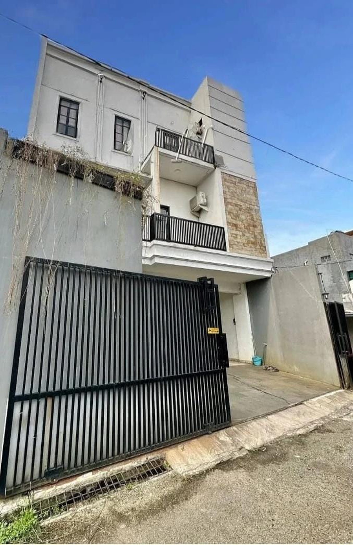 Rumah dengan gaya Modern, Murah dan Siap Huni di Rempoa Bintaro