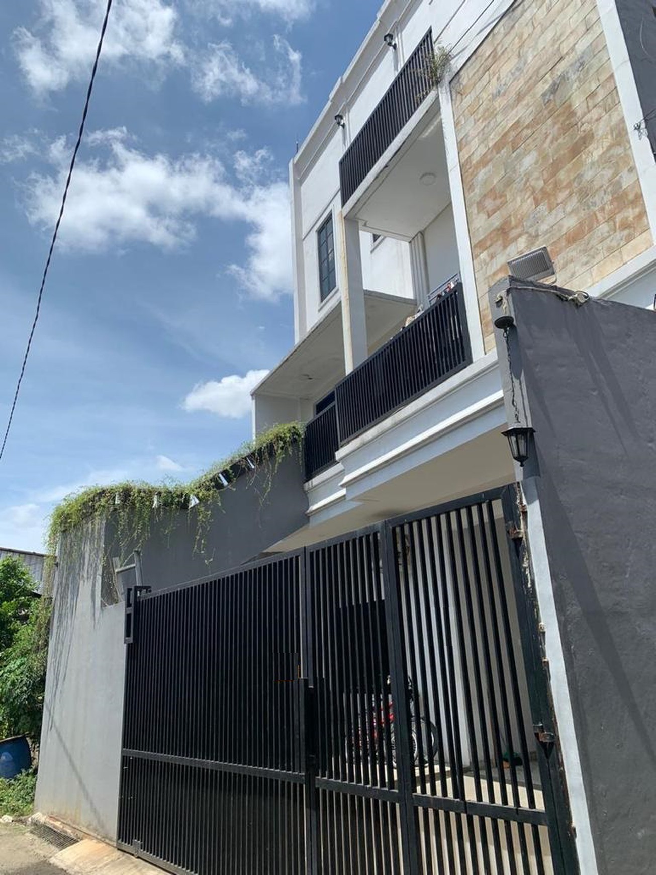 Rumah dengan gaya Modern, Murah dan Siap Huni di Rempoa Bintaro