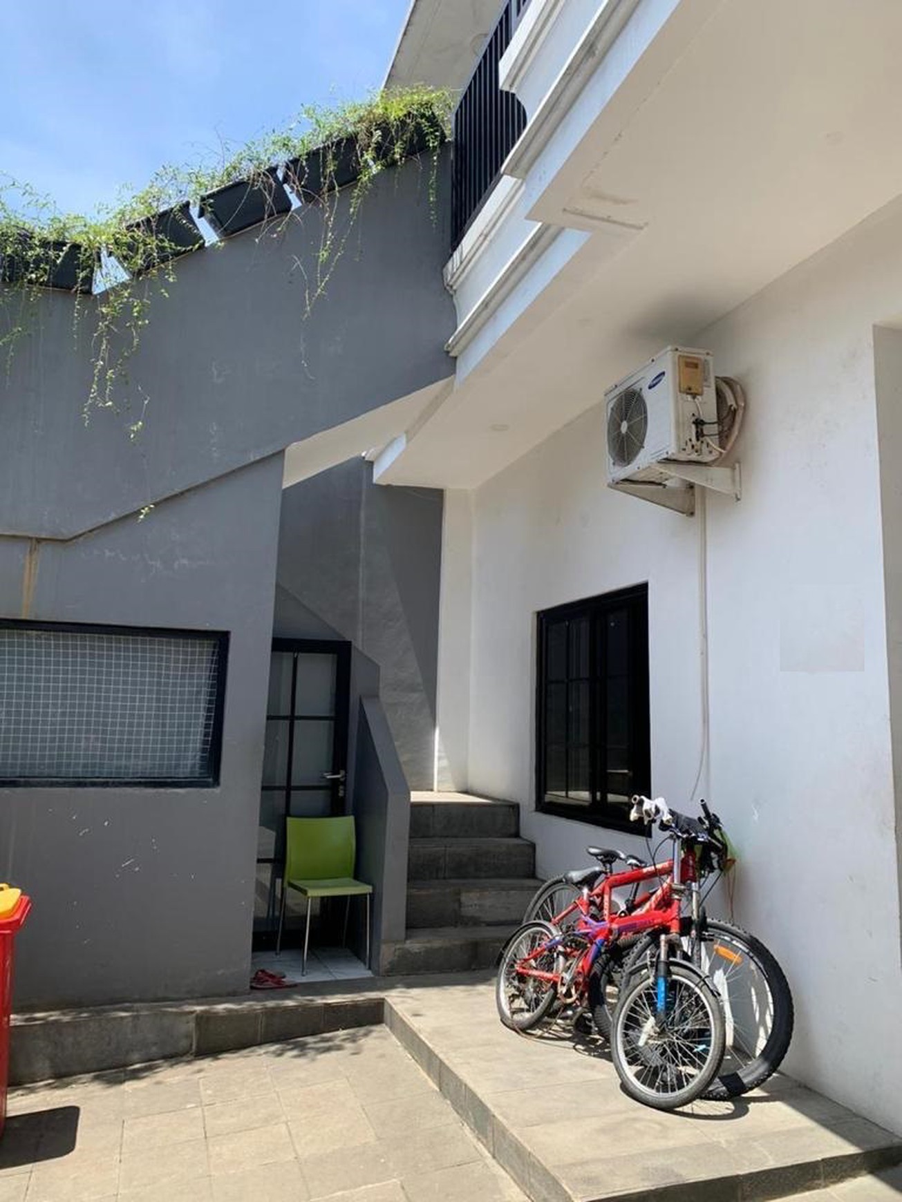 Rumah dengan gaya Modern, Murah dan Siap Huni di Rempoa Bintaro