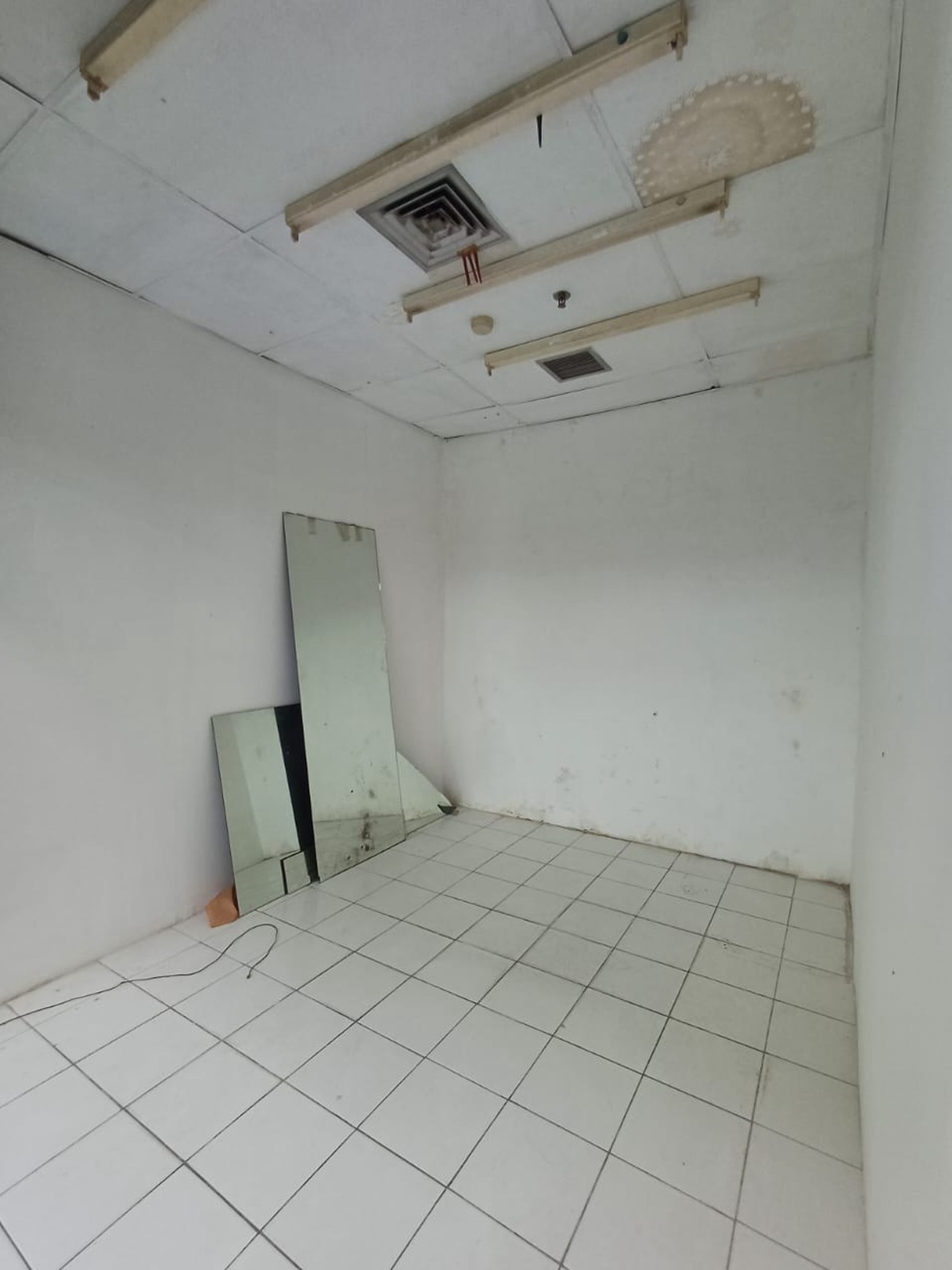 Kios Siap Pakai Lokasi Strategis Pinggir Jalan dekat MRT, Sekolah, Kuliner
