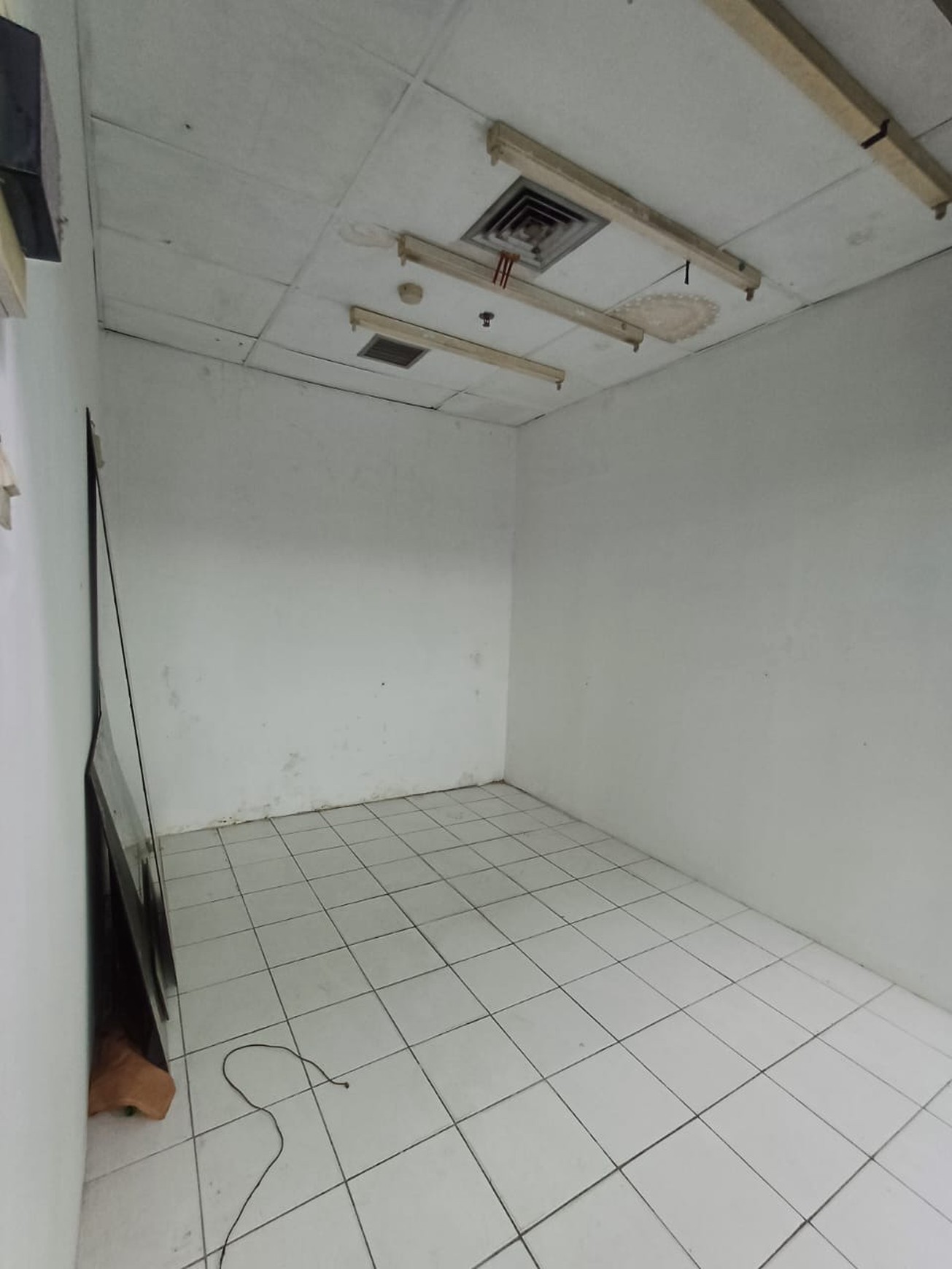 Kios Siap Pakai Lokasi Strategis Pinggir Jalan dekat MRT, Sekolah, Kuliner