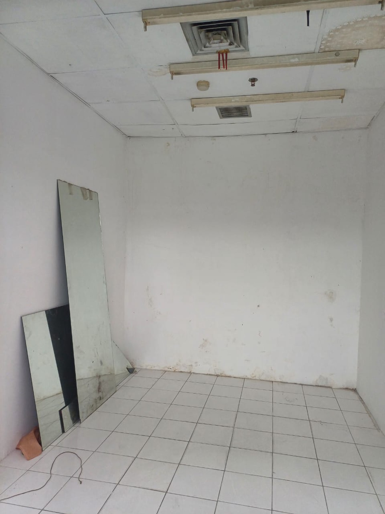 Kios Siap Pakai Lokasi Strategis Pinggir Jalan dekat MRT, Sekolah, Kuliner