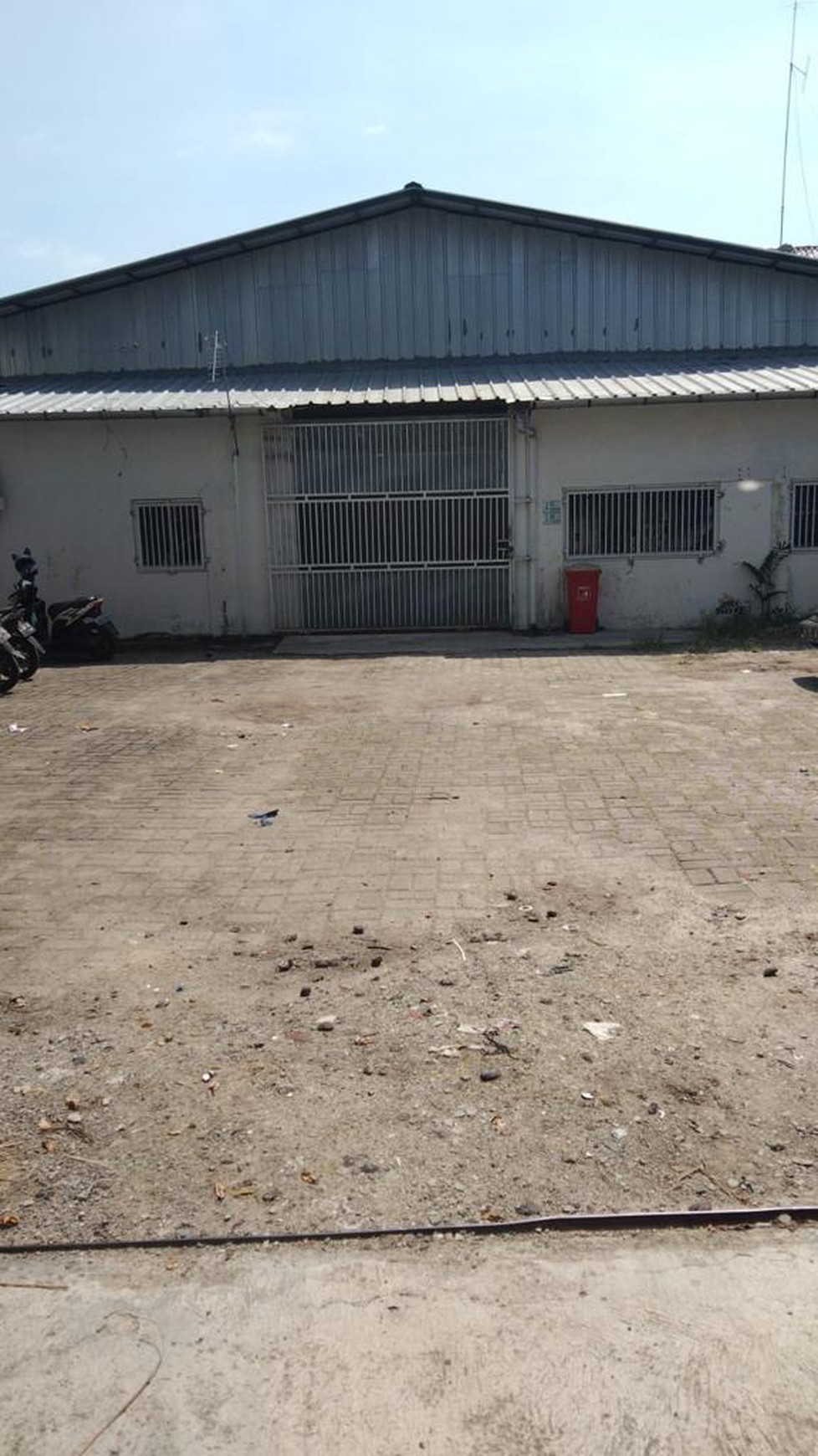 DiJual Gudang dengan Area Parkir Luas @Cipadu, Larangan.