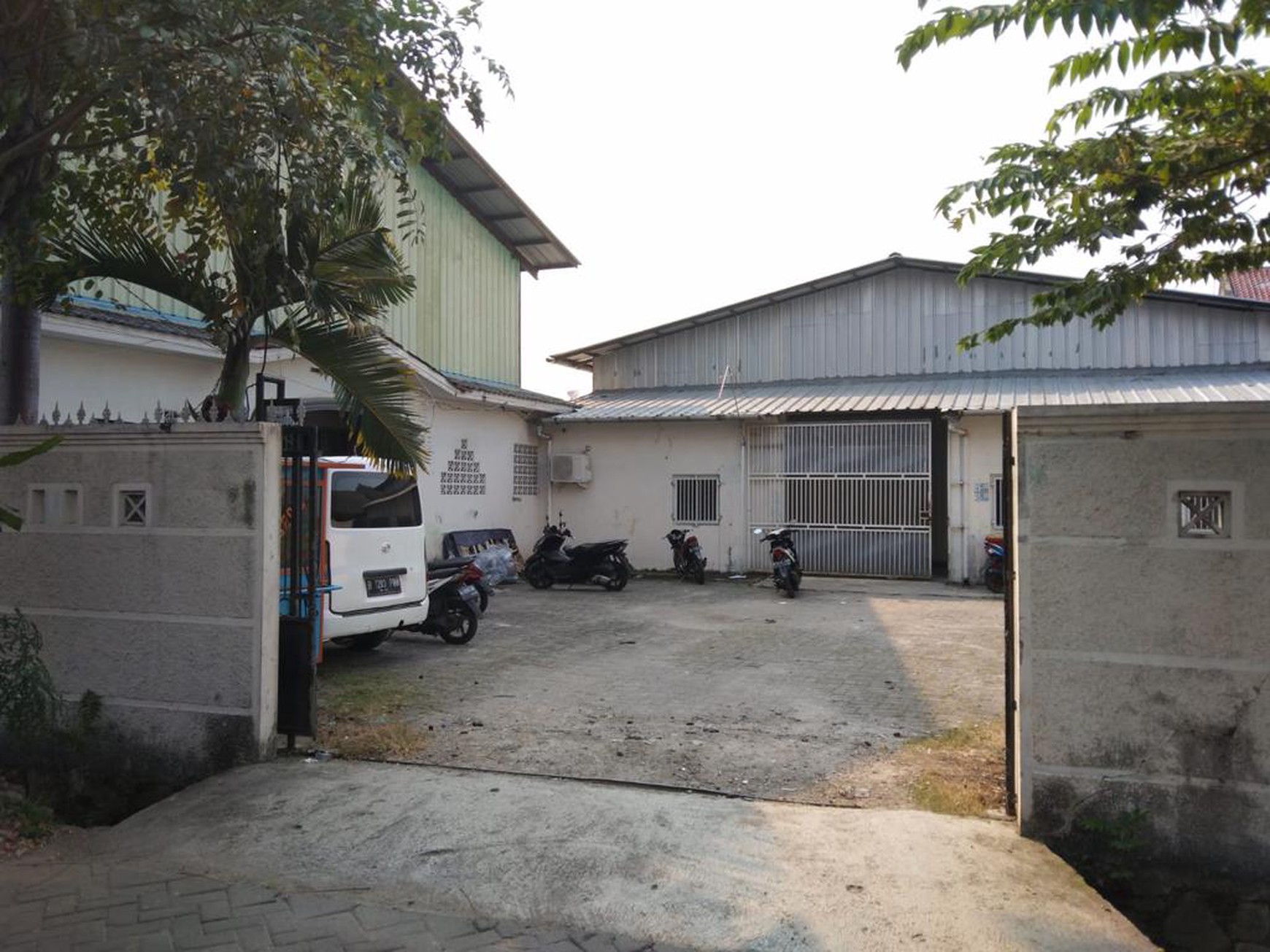 DiJual Gudang dengan Area Parkir Luas @Cipadu, Larangan.