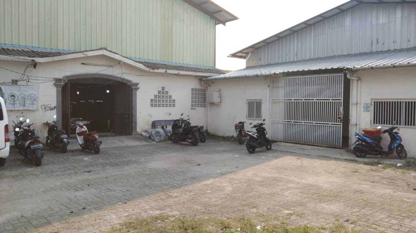 DiJual Gudang dengan Area Parkir Luas @Cipadu, Larangan.