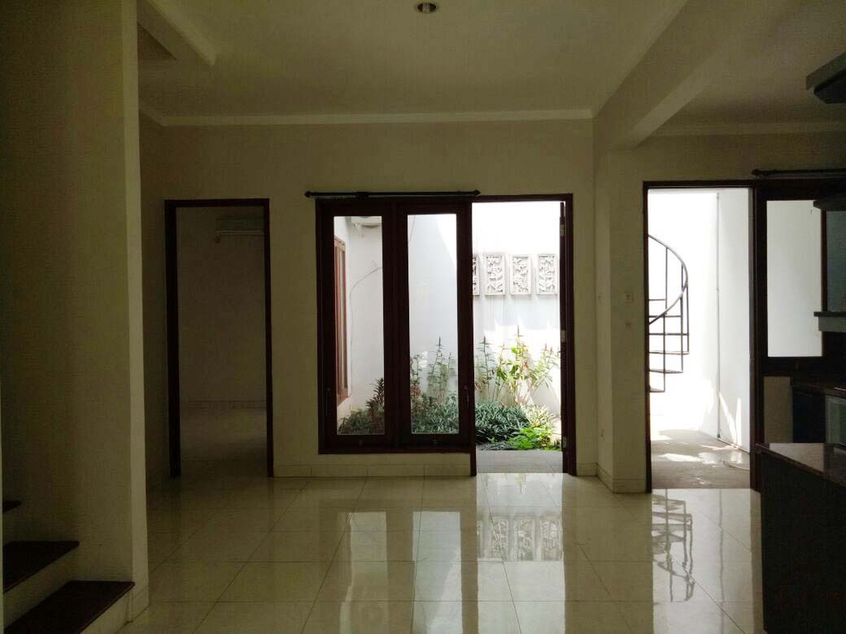 Rumah Bagus Siap Huni Terawat dan Asri di Emerald Residence, Bintaro Jaya Sektor 9
