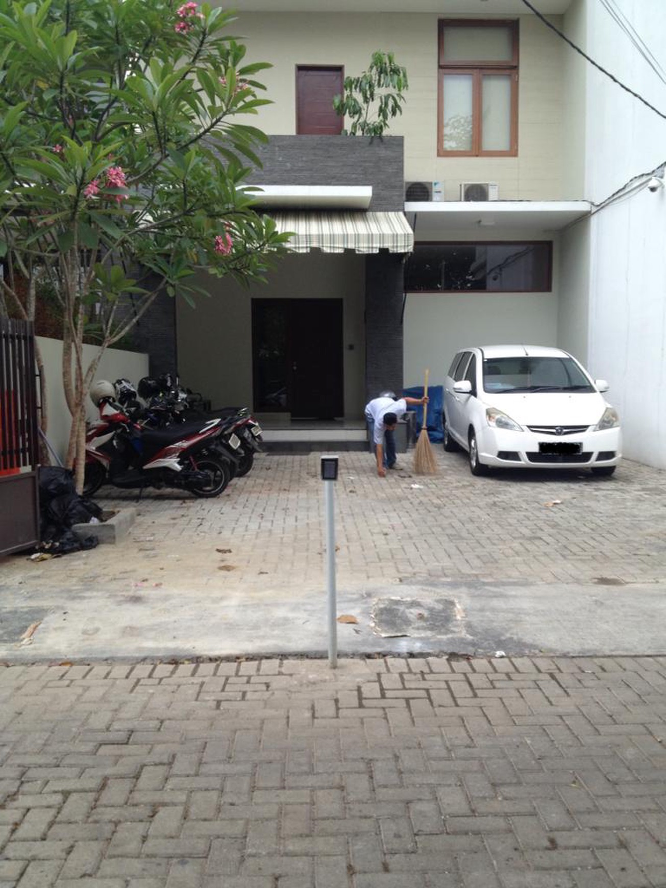 Gedung Restaurant 3 Lantai, Bagus, Sertifikat Hak Milik, Jalan Taman Kemang 3, Strategis Akses Jalan 2 Mobil