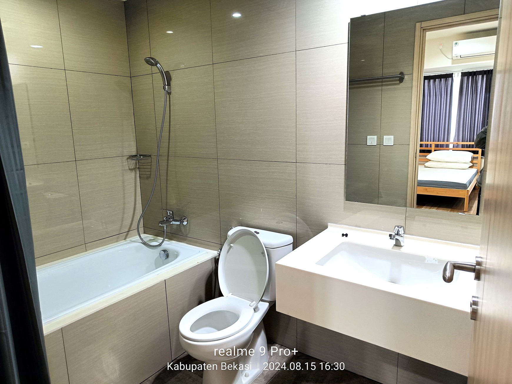 Premium Living! Apartemen 2 BR di Newport OC - View Indah, Akses Mudah