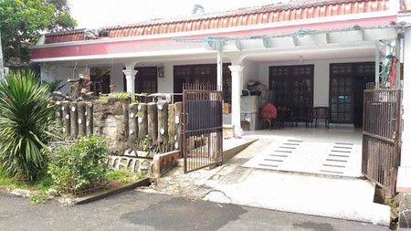 Rumah halaman luas lokasi strategis dekat dengan bintaro.