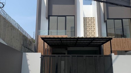 Rumah brand new, minimalis dalam Cluster, keamanan 24 Jam di Ciputat