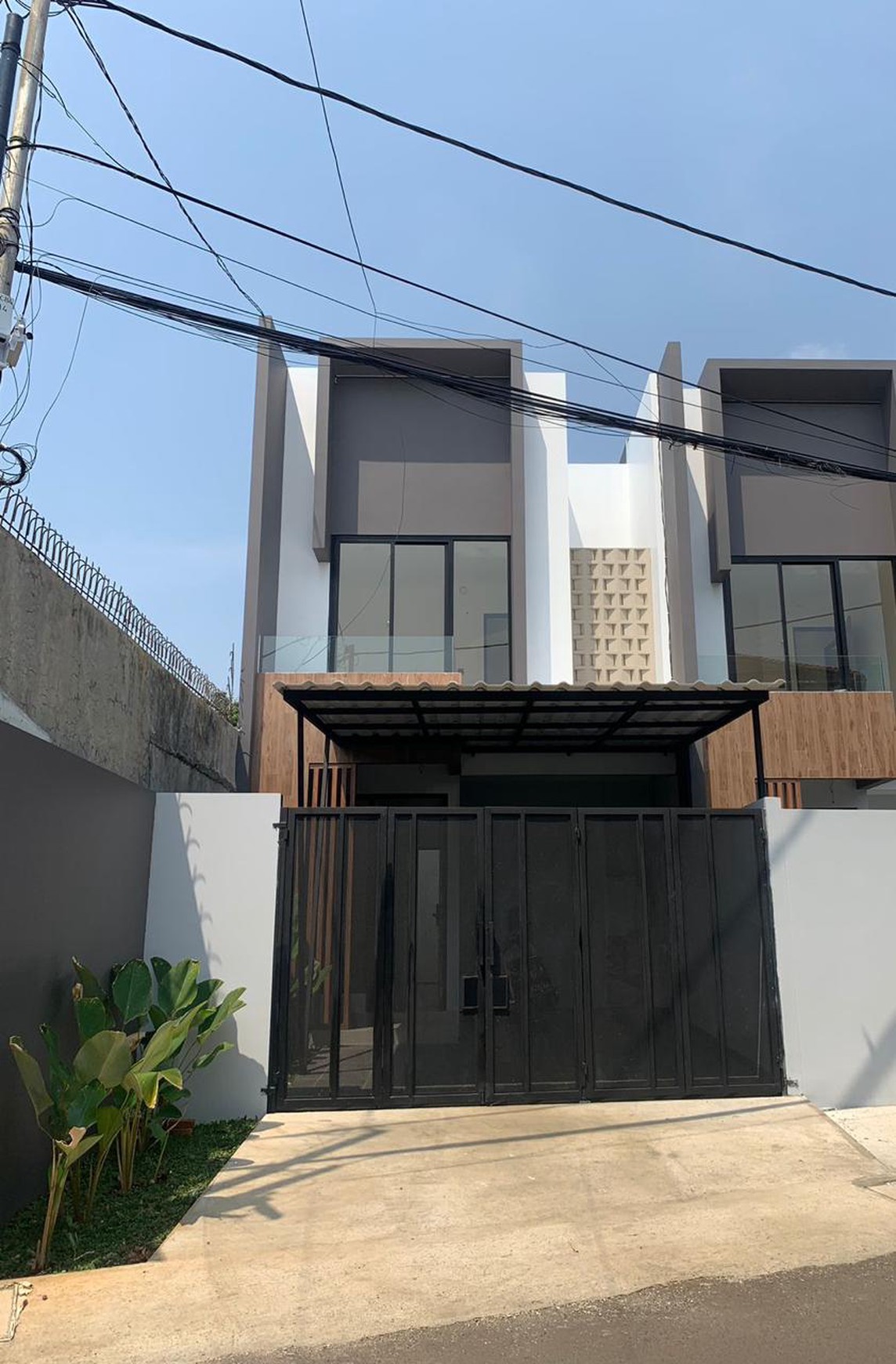 Rumah brand new, minimalis dalam Cluster, keamanan 24 Jam di Ciputat