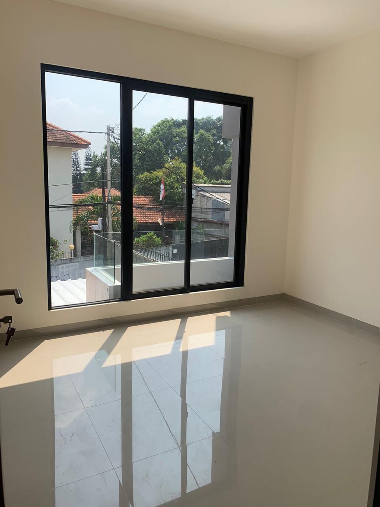 Rumah brand new, minimalis dalam Cluster, keamanan 24 Jam di Ciputat