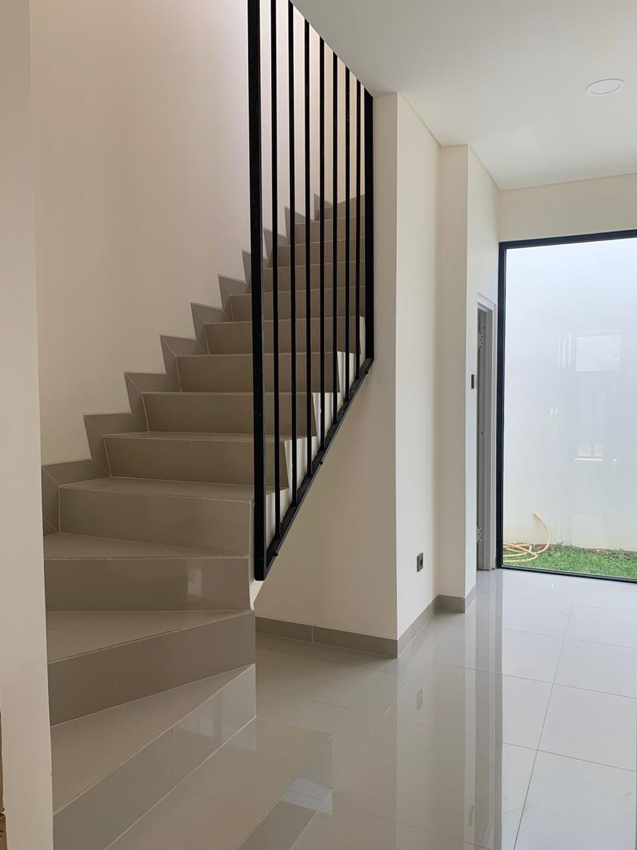 Rumah brand new, minimalis dalam Cluster, keamanan 24 Jam di Ciputat