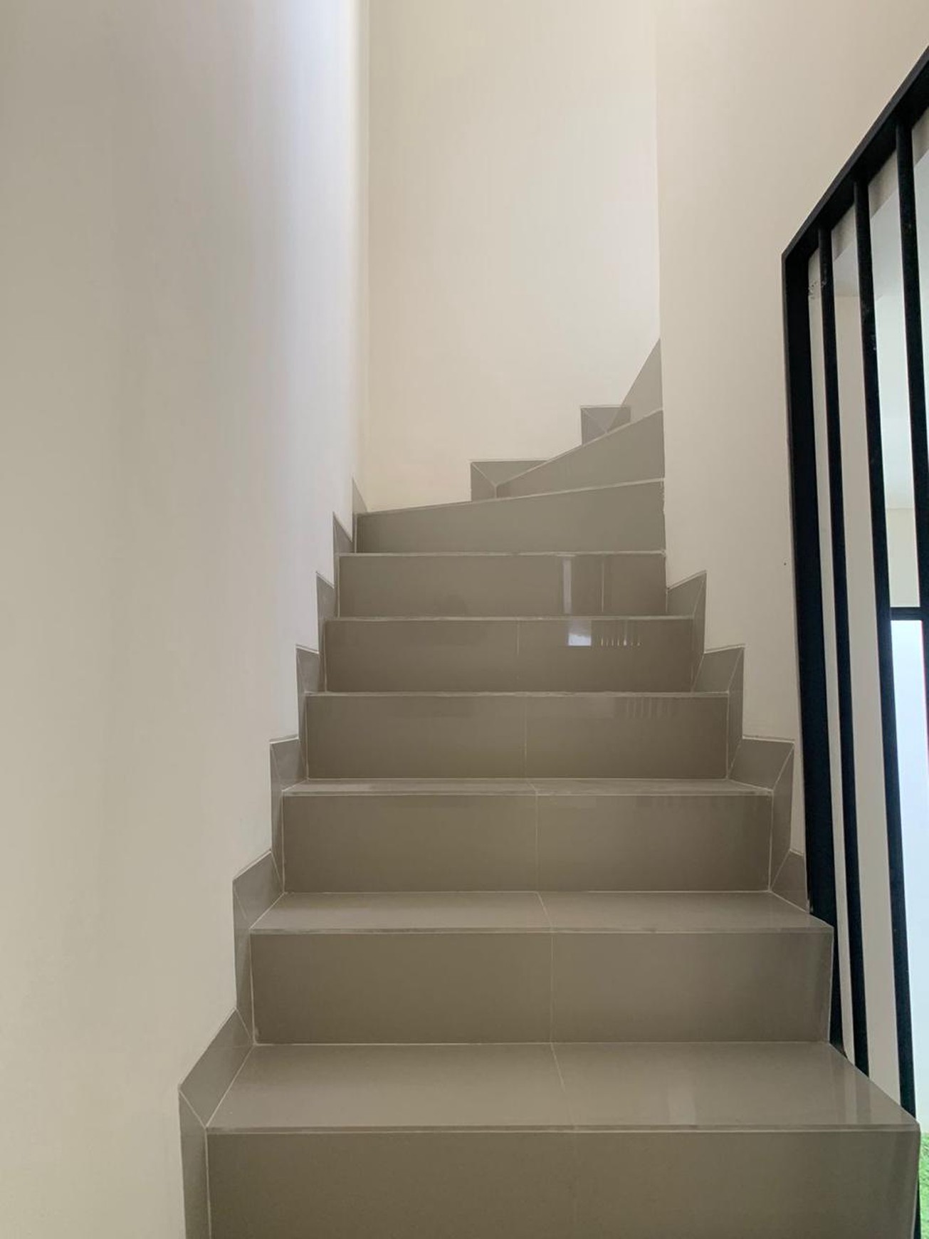 Rumah brand new, minimalis dalam Cluster, keamanan 24 Jam di Ciputat