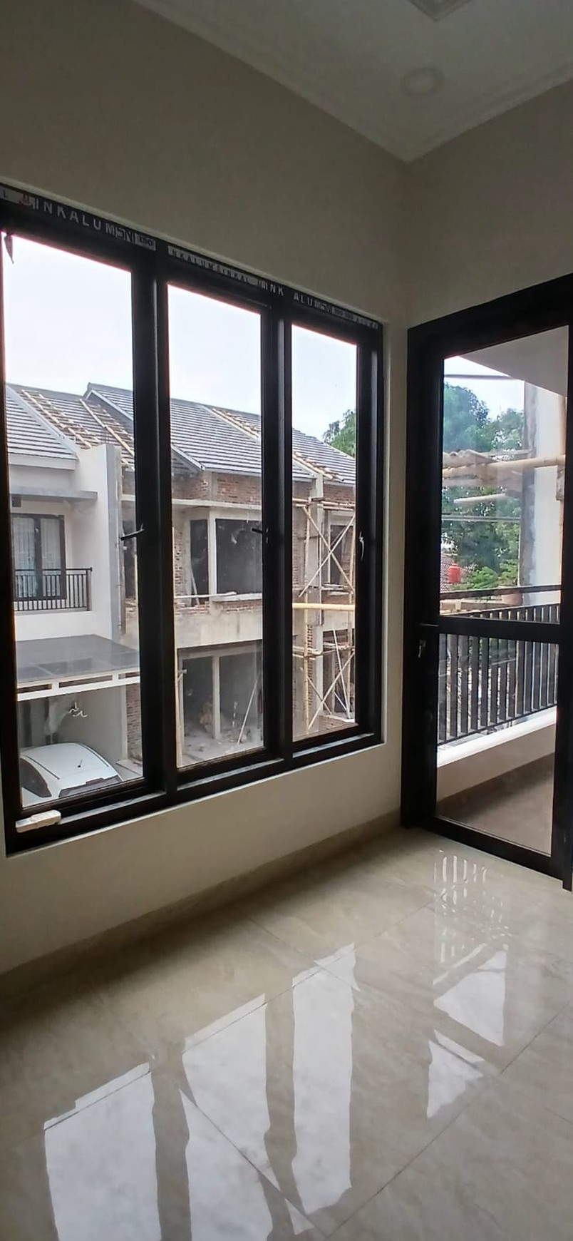 Rumah Brand new, minimalis, dalam cluster di Larangan.