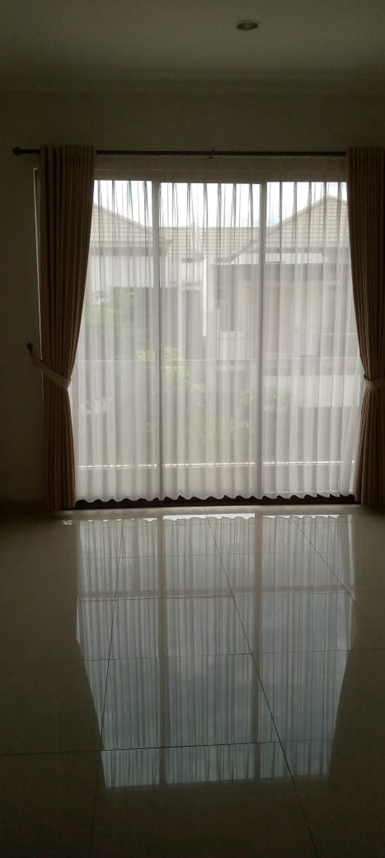 Rumah bagus, Semi furnished dalam cluster di Bintaro Sektor 9.