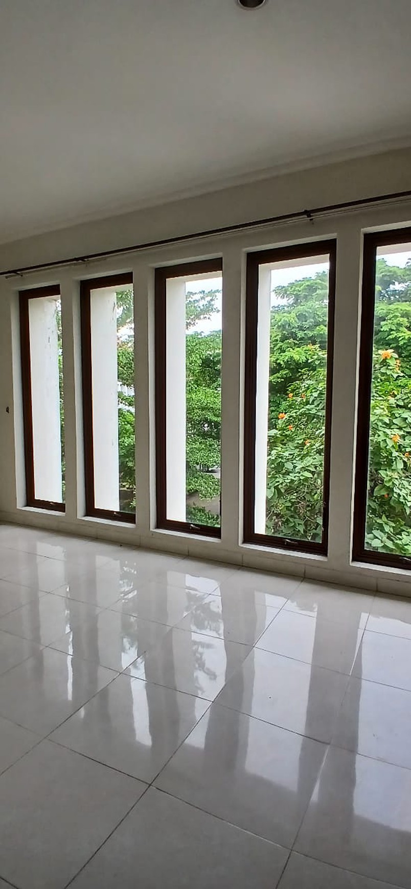 Rumah bagus, Semi furnished dalam cluster di Bintaro Sektor 9.